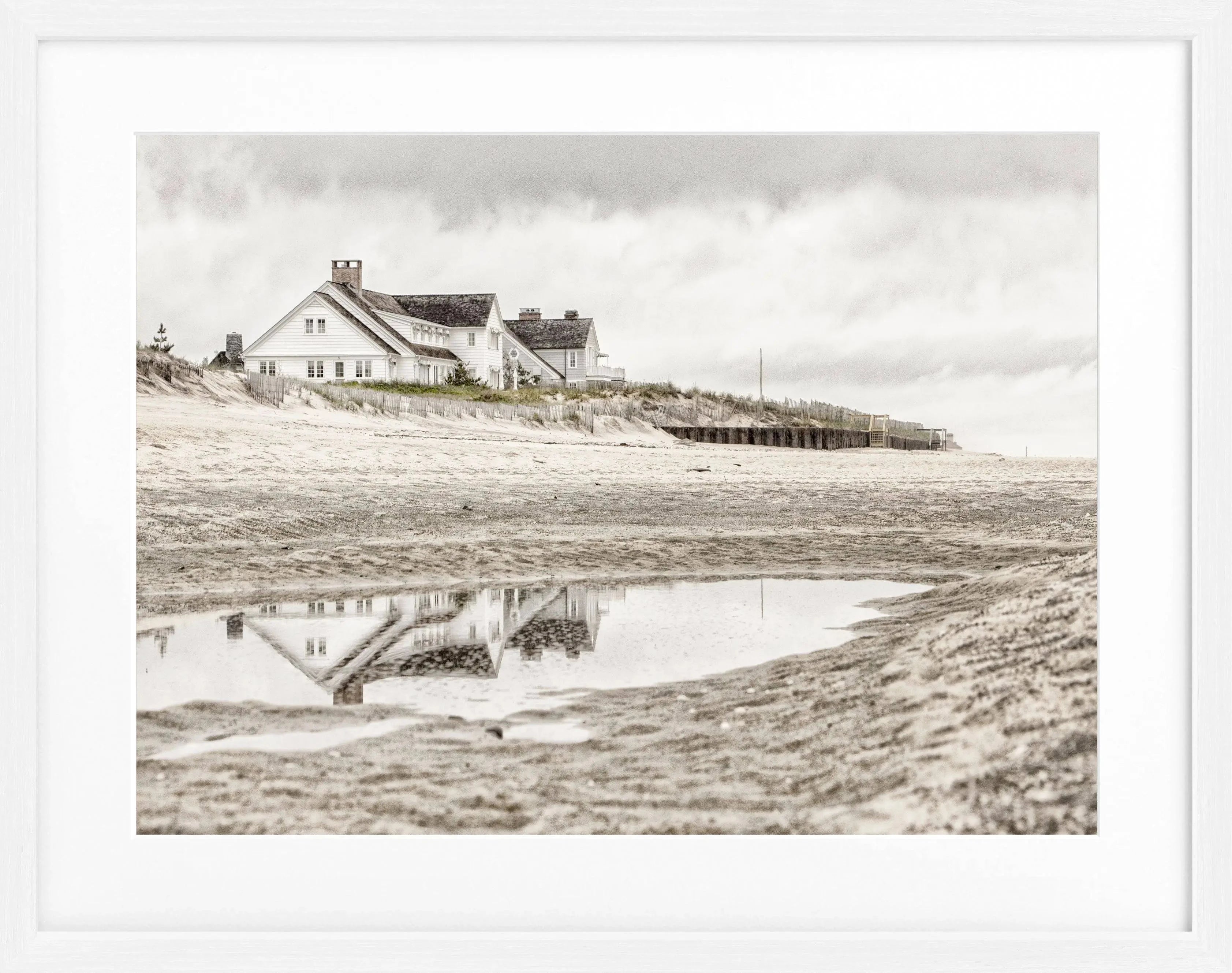 Schwarz-weiß Poster mit Rahmen, Hamptons Long Island ’Beach House’ von Cosman-Photocollection, 31x25cm, Meerblick.