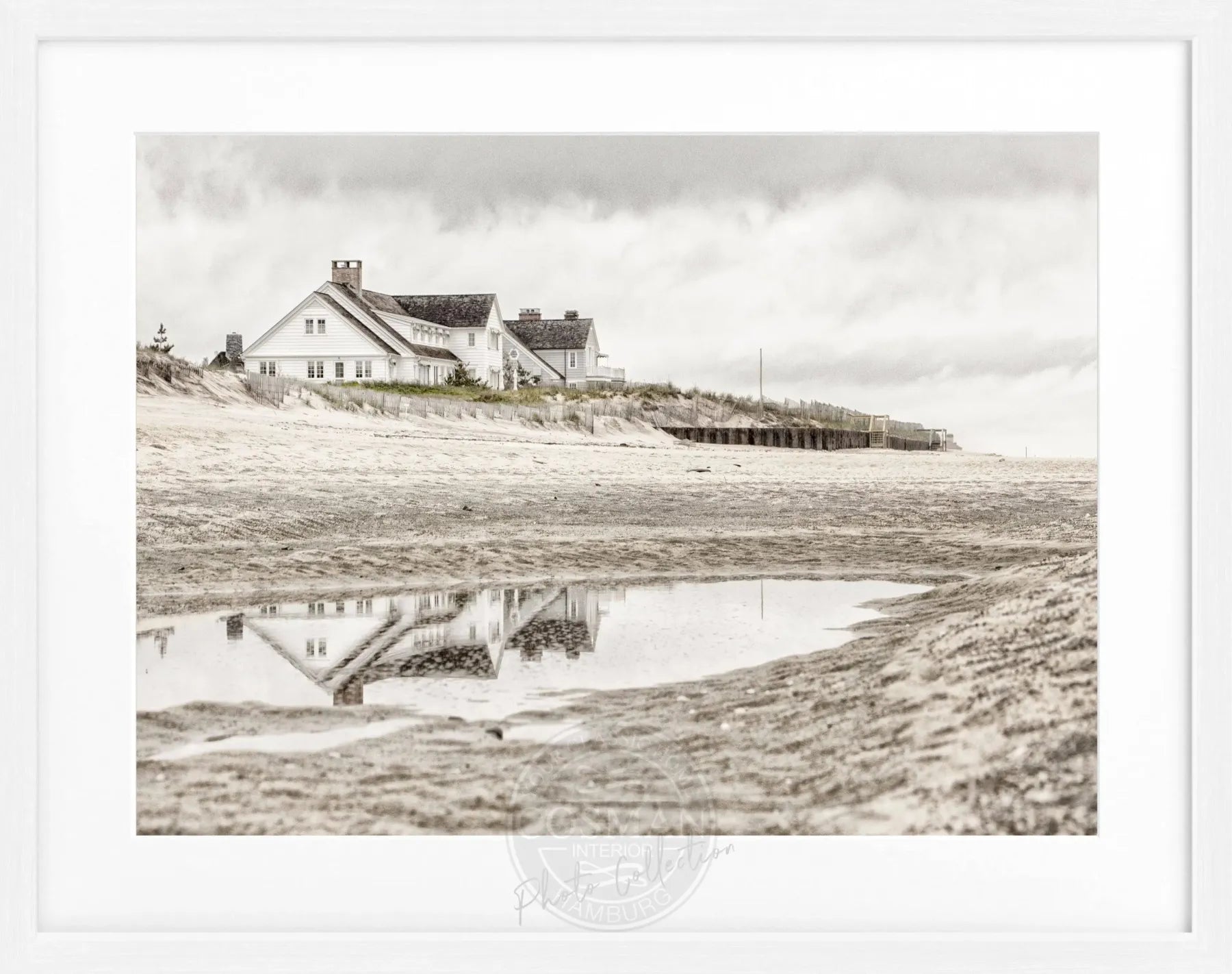 Schwarz-weiß Poster mit Rahmen, Hamptons Long Island ’Beach House’ von Cosman-Photocollection, 31x25cm, Meerblick.