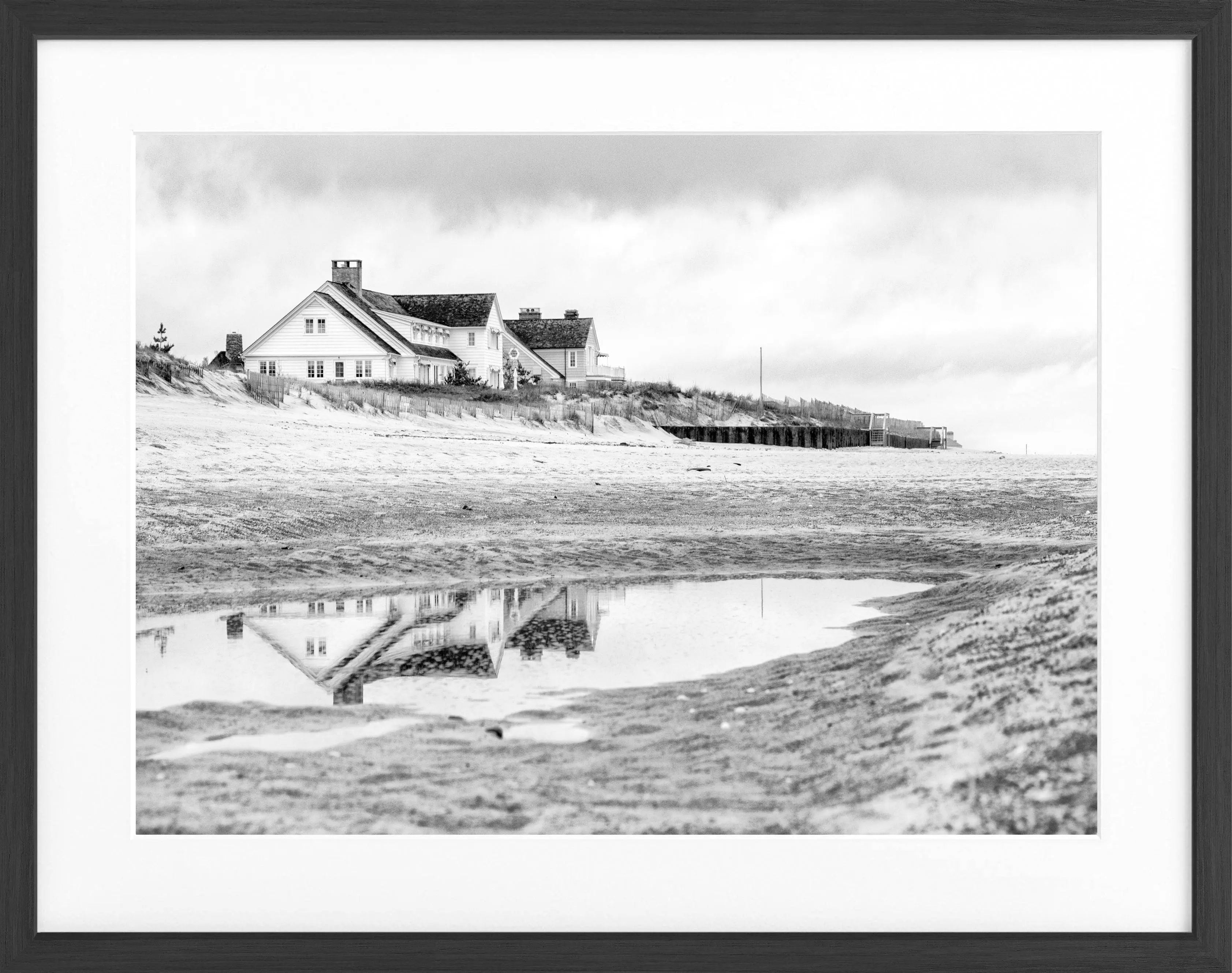 Schwarz-weiß Poster mit Rahmen, Hamptons Long Island ’Beach House’ von Cosman-Photocollection, 31x25 cm, moderne Küstenatmosphäre
