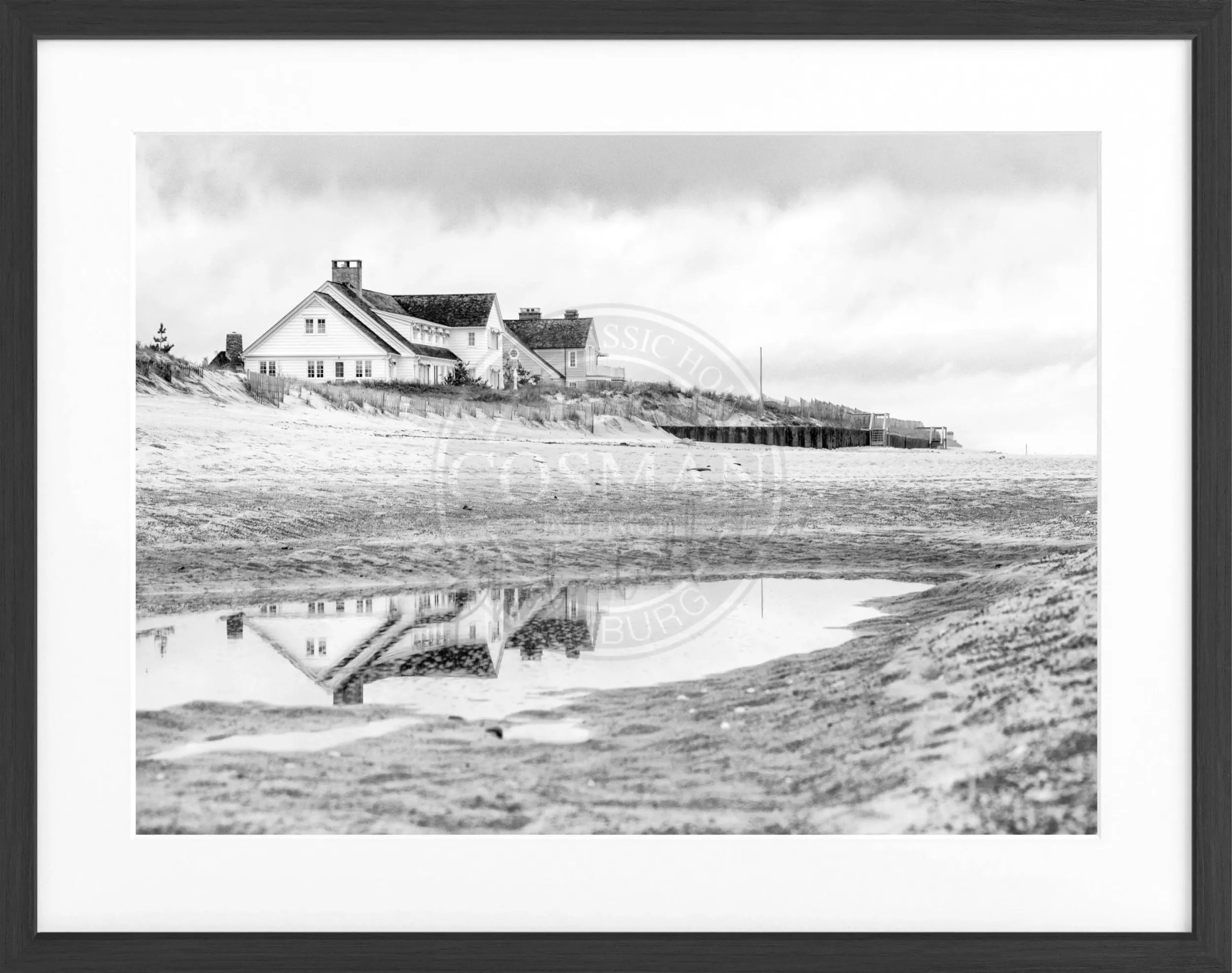 Schwarz-weiß Poster mit Rahmen, Hamptons Long Island ’Beach House’ von Cosman-Photocollection, 31x25 cm, moderne Küstenatmosphäre