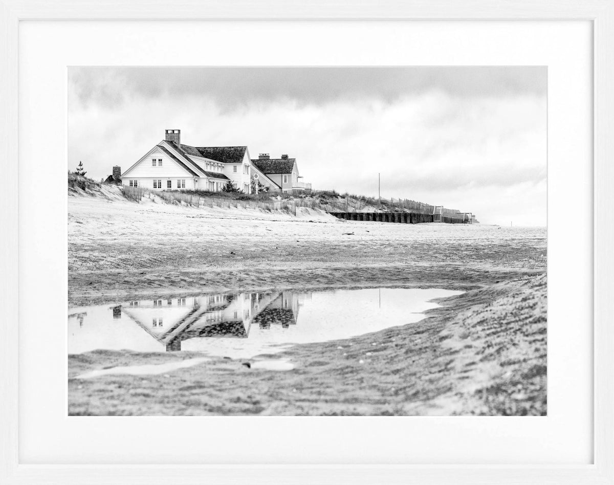 Schwarzer Poster mit Rahmen, Hamptons Long Island ’Beach House’, in Schwarz-Weiß, 31x25cm, von Cosman-Photocollection