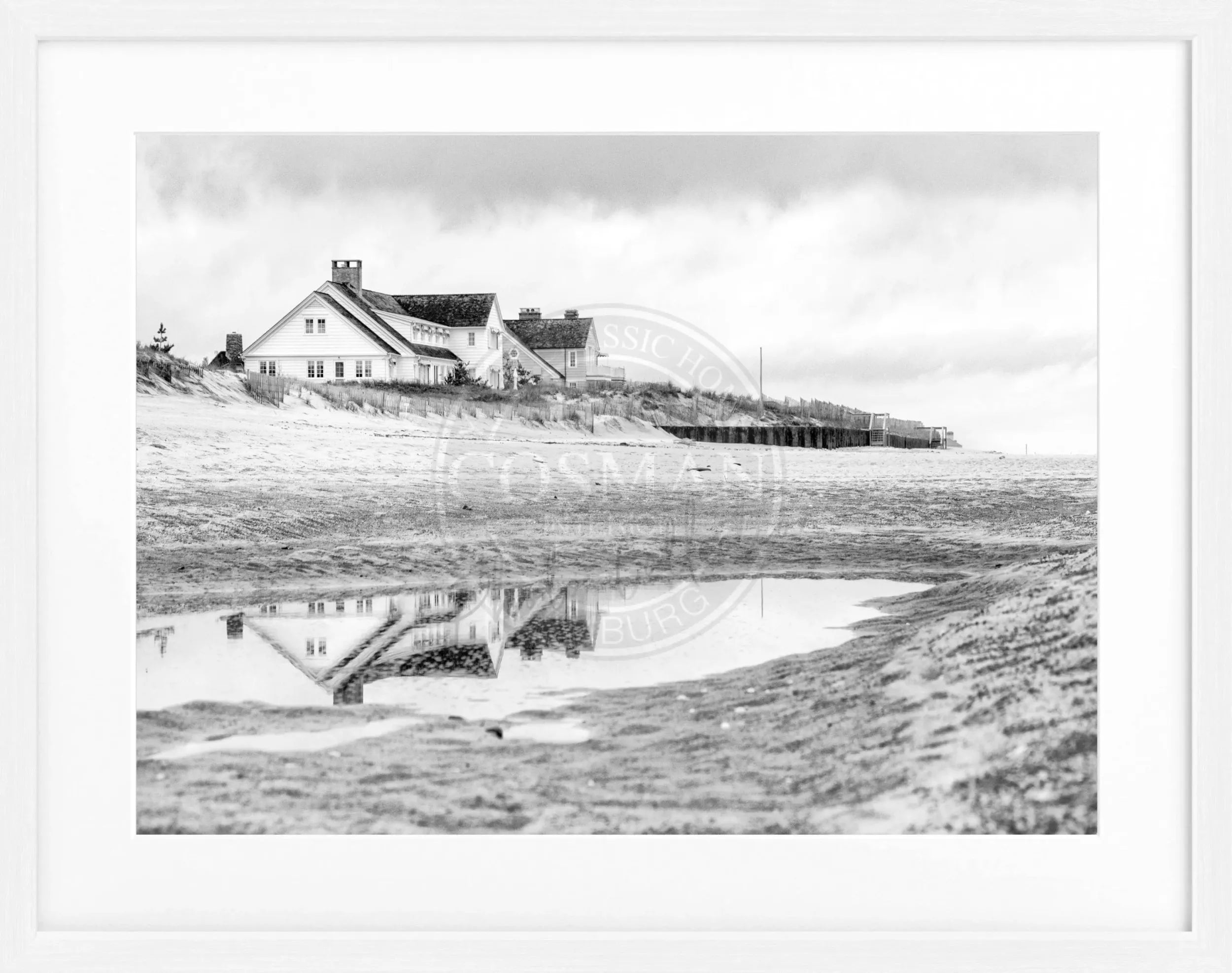 Schwarzer Poster mit Rahmen, Hamptons Long Island ’Beach House’, in Schwarz-Weiß, 31x25cm, von Cosman-Photocollection