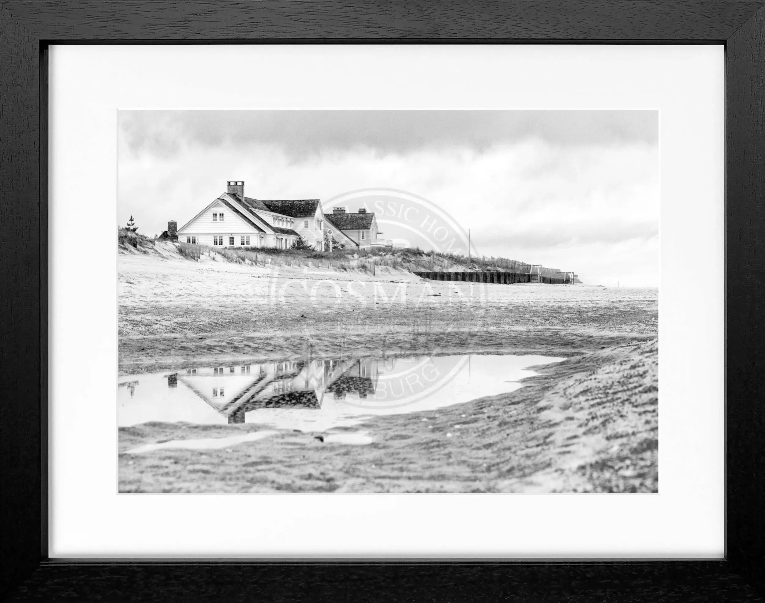 Schwarz-weiß Poster mit Rahmen, Hamptons Long Island ’Beach House’, von Cosman-Photocollection, 31x25 cm, Strandhaus-Motiv