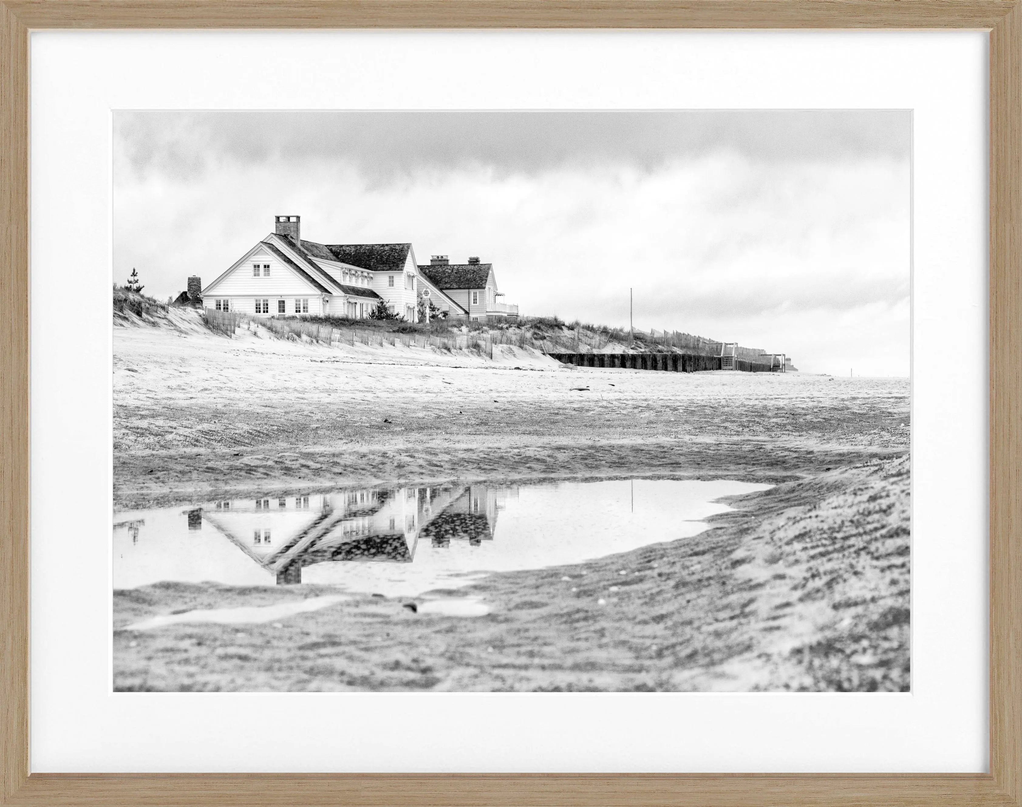 Schwarz-weiß Poster mit Rahmen, Hamptons Long Island Beach House Motiv, von Cosman-Photocollection, 31x25 cm