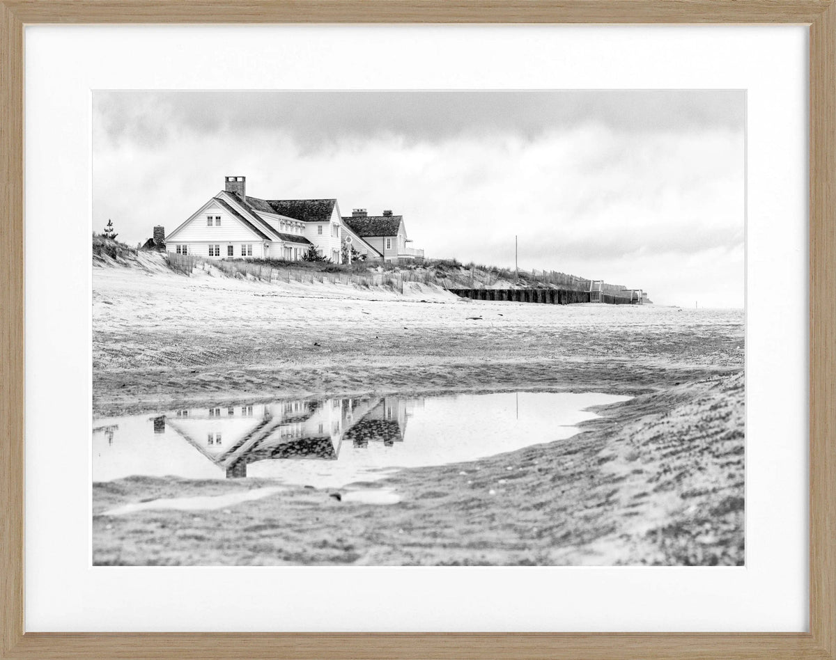 Schwarz-weiß Poster mit Rahmen, Hamptons Long Island Beach House Motiv, von Cosman-Photocollection, 31x25 cm