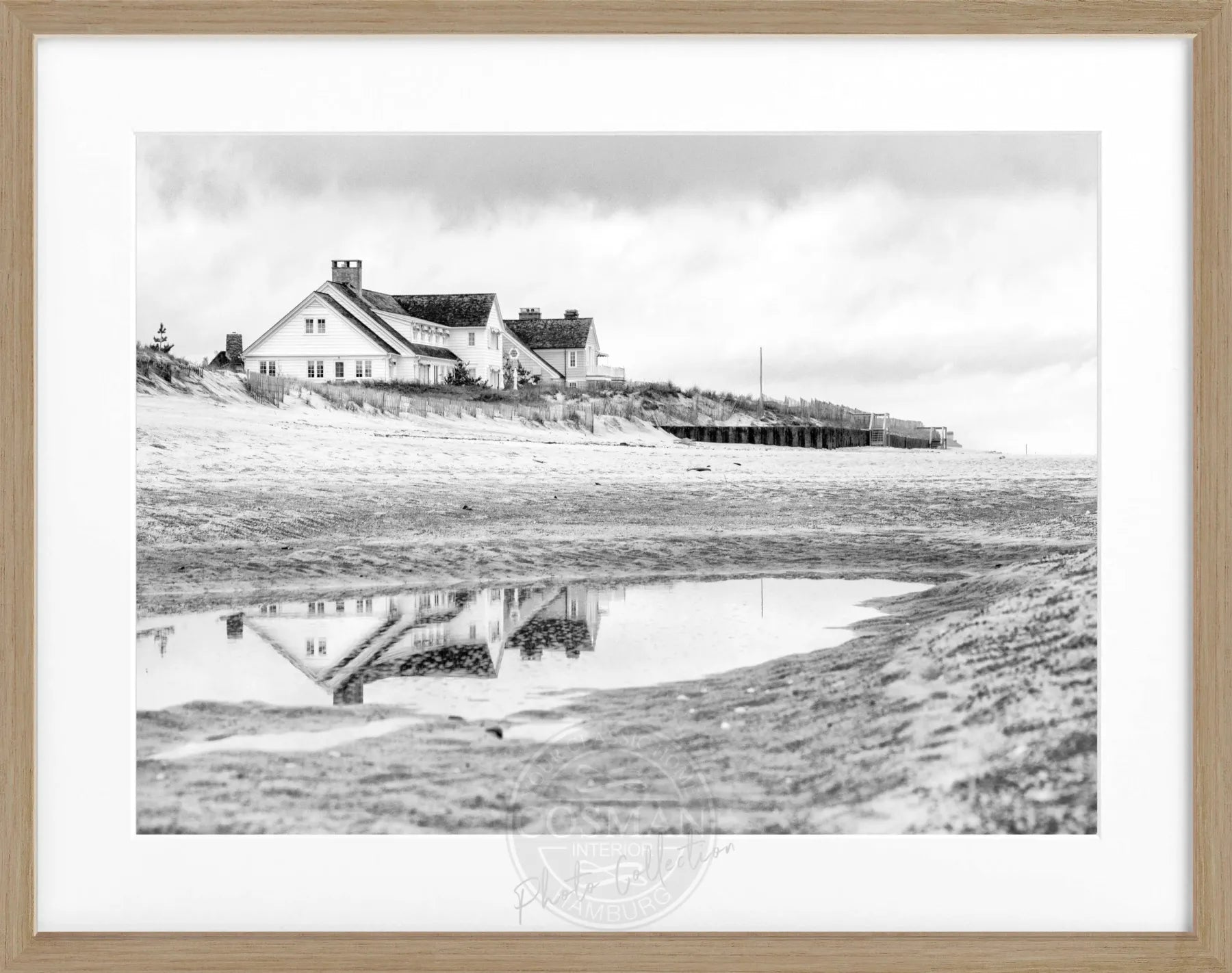 Schwarz-weiß Poster mit Rahmen, Hamptons Long Island Beach House Motiv, von Cosman-Photocollection, 31x25 cm