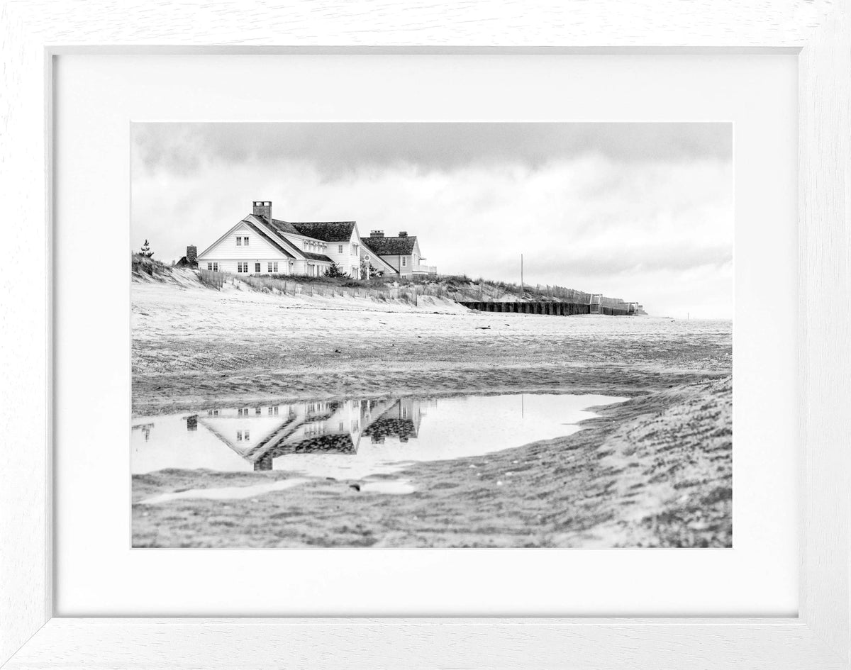 Schwarz-weiß Poster mit Rahmen, Hamptons Long Island Beach House Motiv, von Cosman-Photocollection, 31x25 cm.