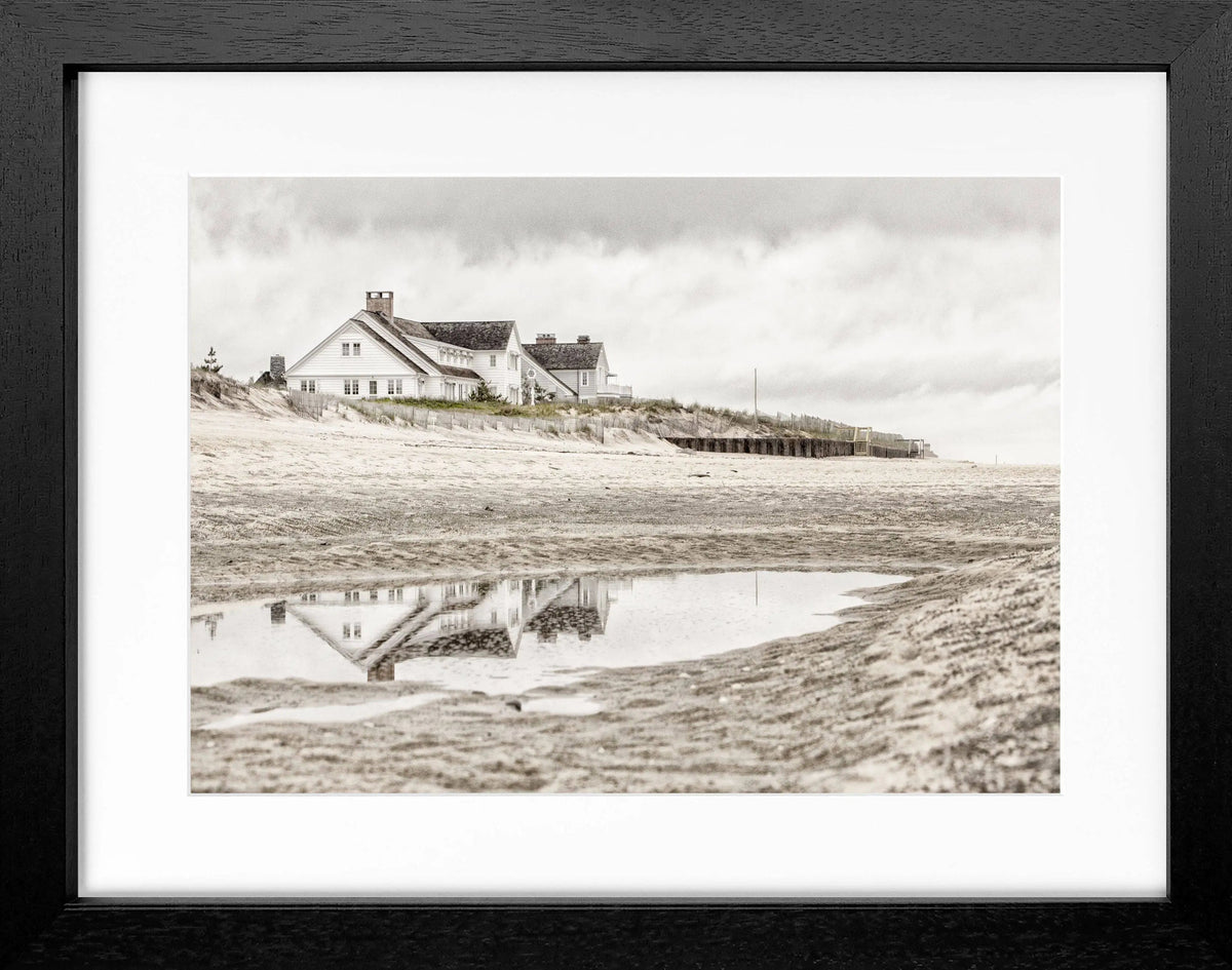 Schwarz-weiß Poster mit Rahmen von Cosman-Photocollection, Hamptons Long Island ’Beach House’, 31x25 cm, elegantes Wandbild