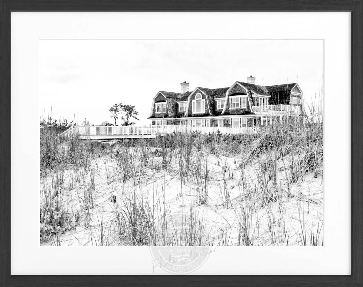 Schwarz-weiß Poster mit Rahmen, Hamptons Long Island Beach House Motiv, von Cosman-Photocollection, 31x25 cm