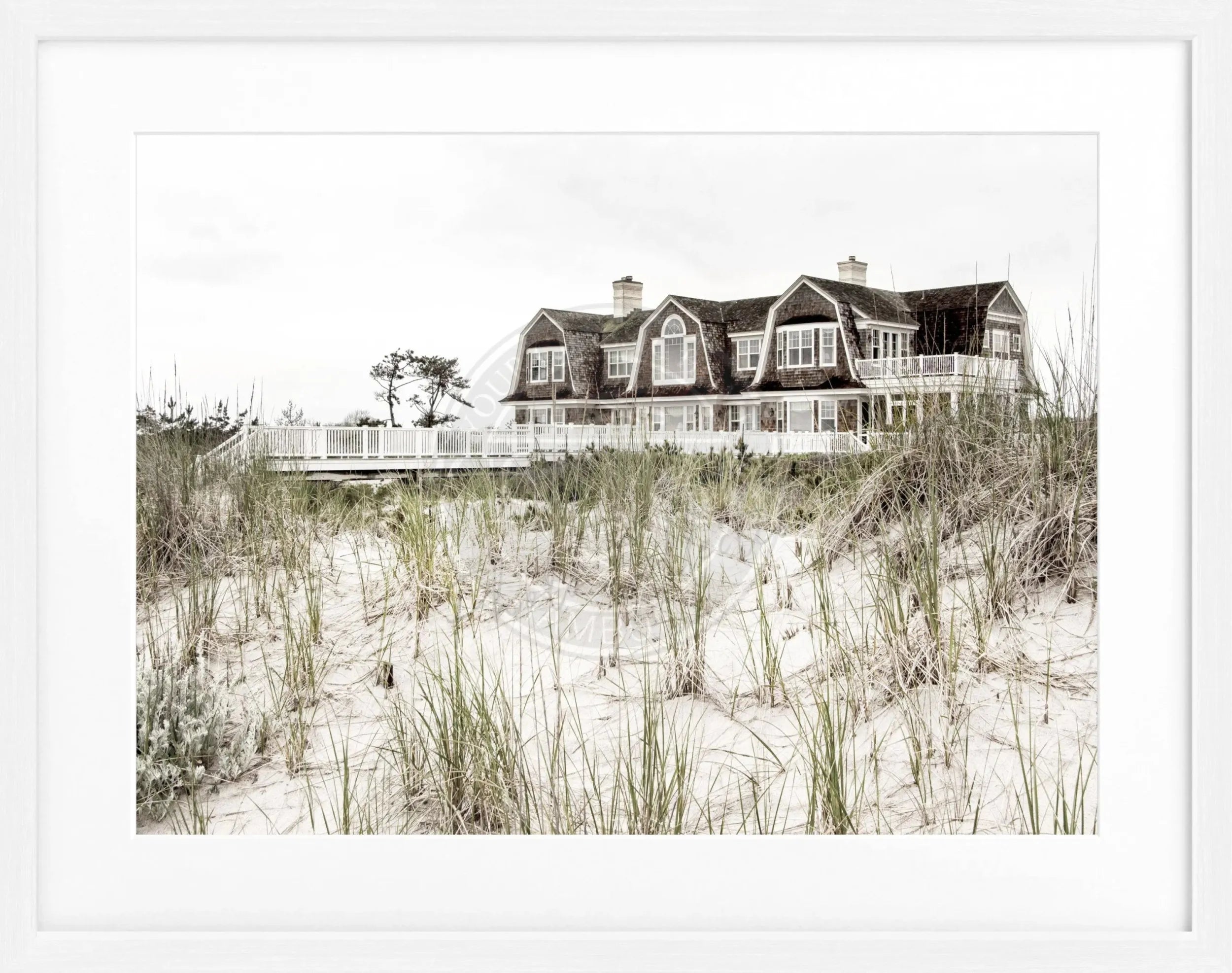 Schwarz-weiß Poster mit Rahmen, Hamptons Long Island ’Beach House’ von Cosman-Photocollection, 31x25cm, Strandhaus-Motiv
