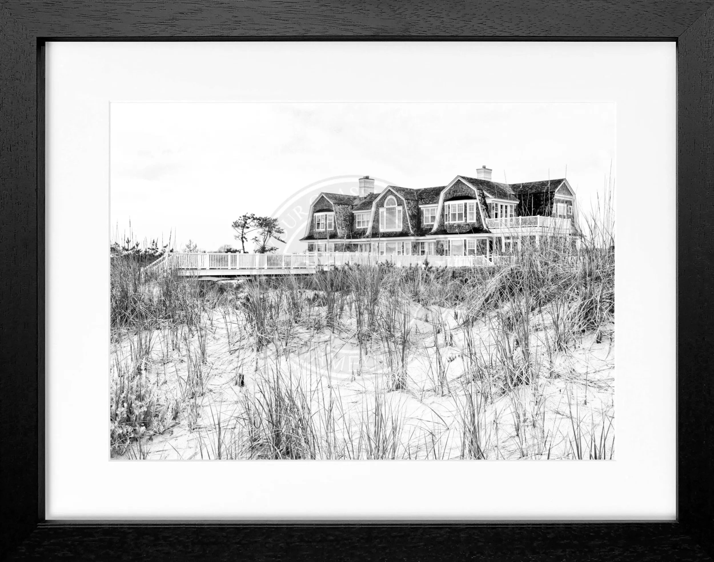 Schwarz-weiß Poster mit Rahmen, Hamptons Long Island ‚Beach House‘, von Cosman-Photocollection, 31x25 cm, Wanddekor