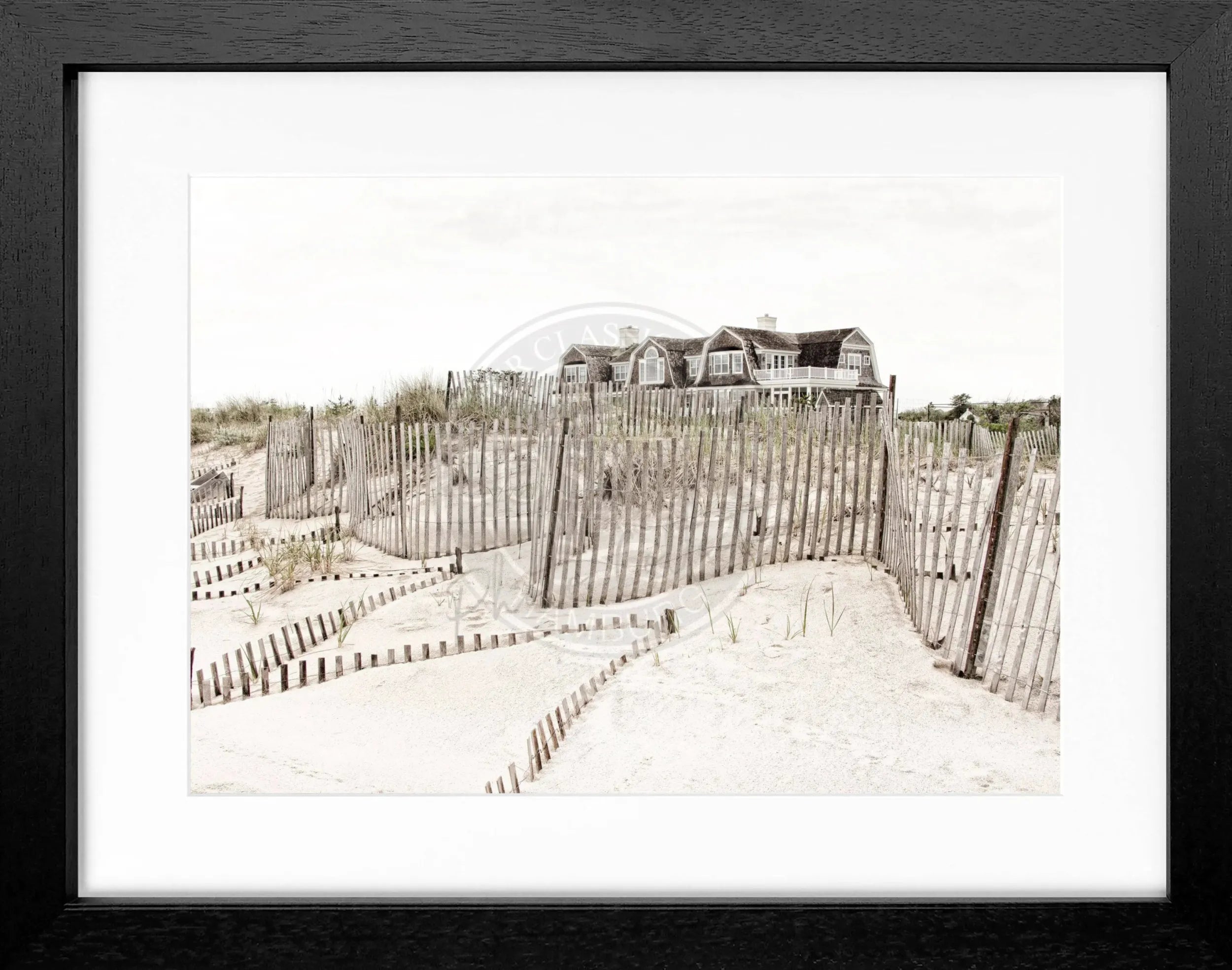 Schwarz-weiß Poster mit Rahmen, Hamptons Long Island Beach House Motiv von Cosman-Photocollection, 31x25cm