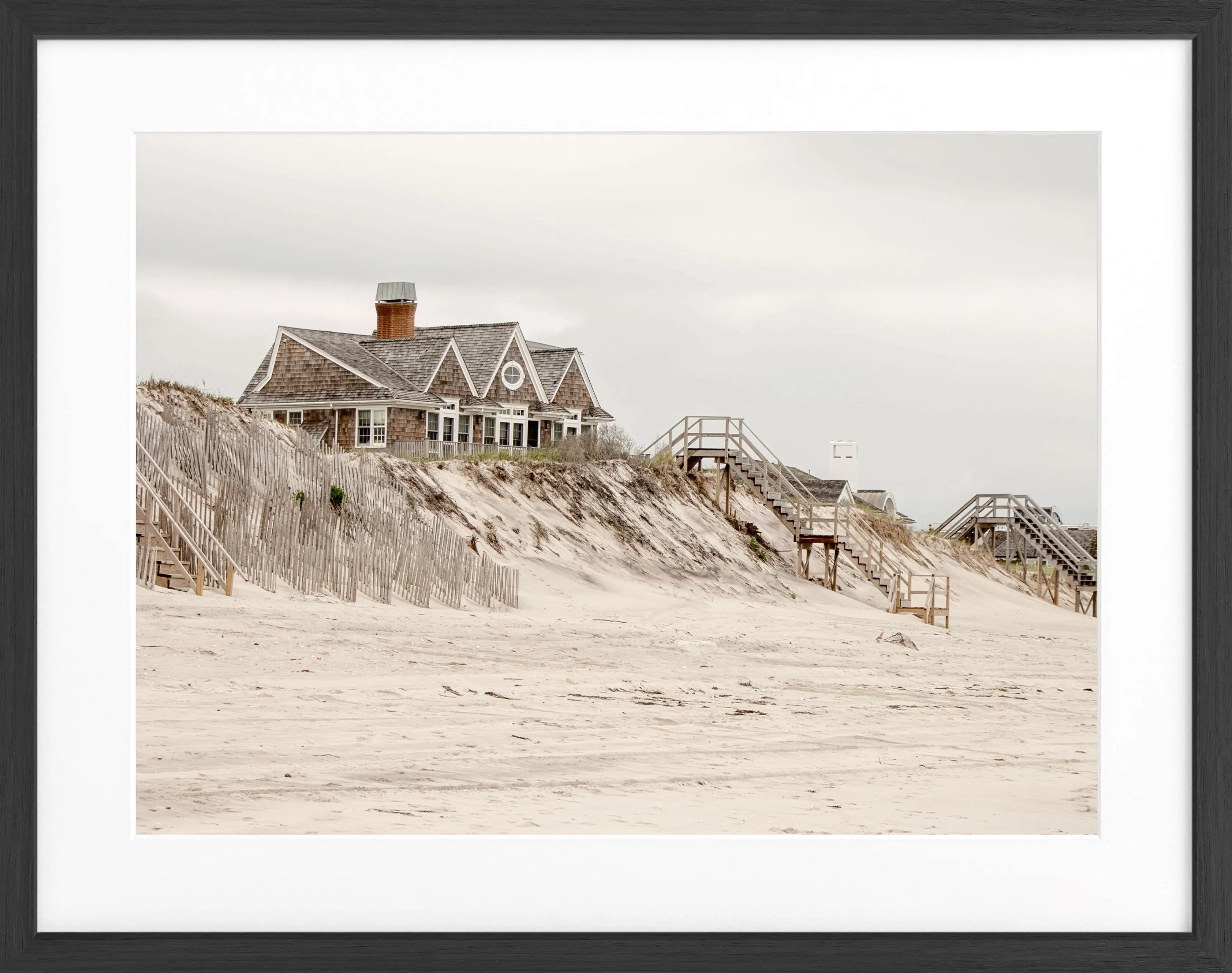 Schwarz-weiß Poster mit Rahmen, Hamptons Long Island ’Beach House’ von Cosman-Photocollection, 31x25 cm, maritime Motiv