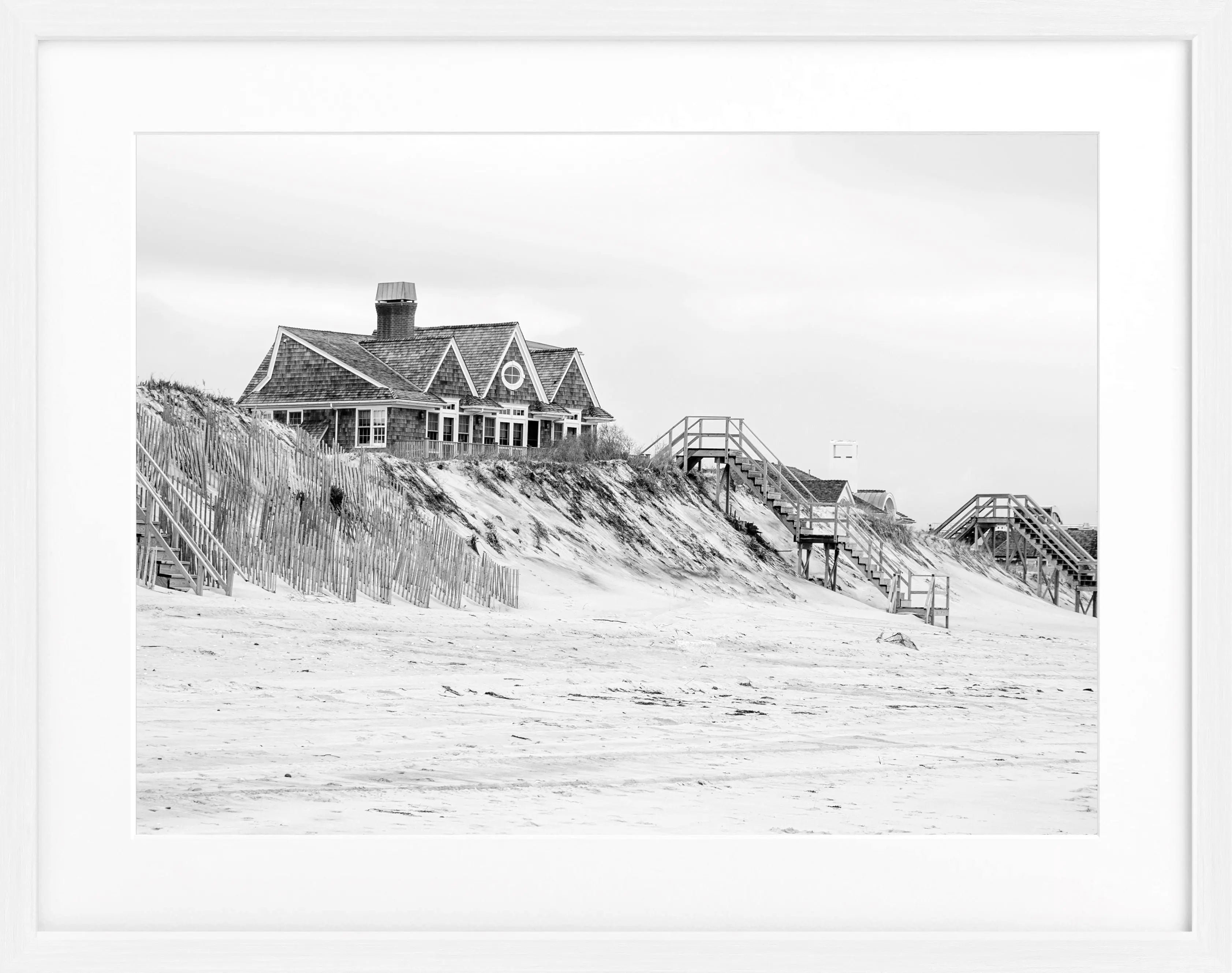 Schwarz-weiß Poster mit Rahmen von Cosman-Photocollection, Hamptons Long Island Beach House Motiv, 31x25 cm