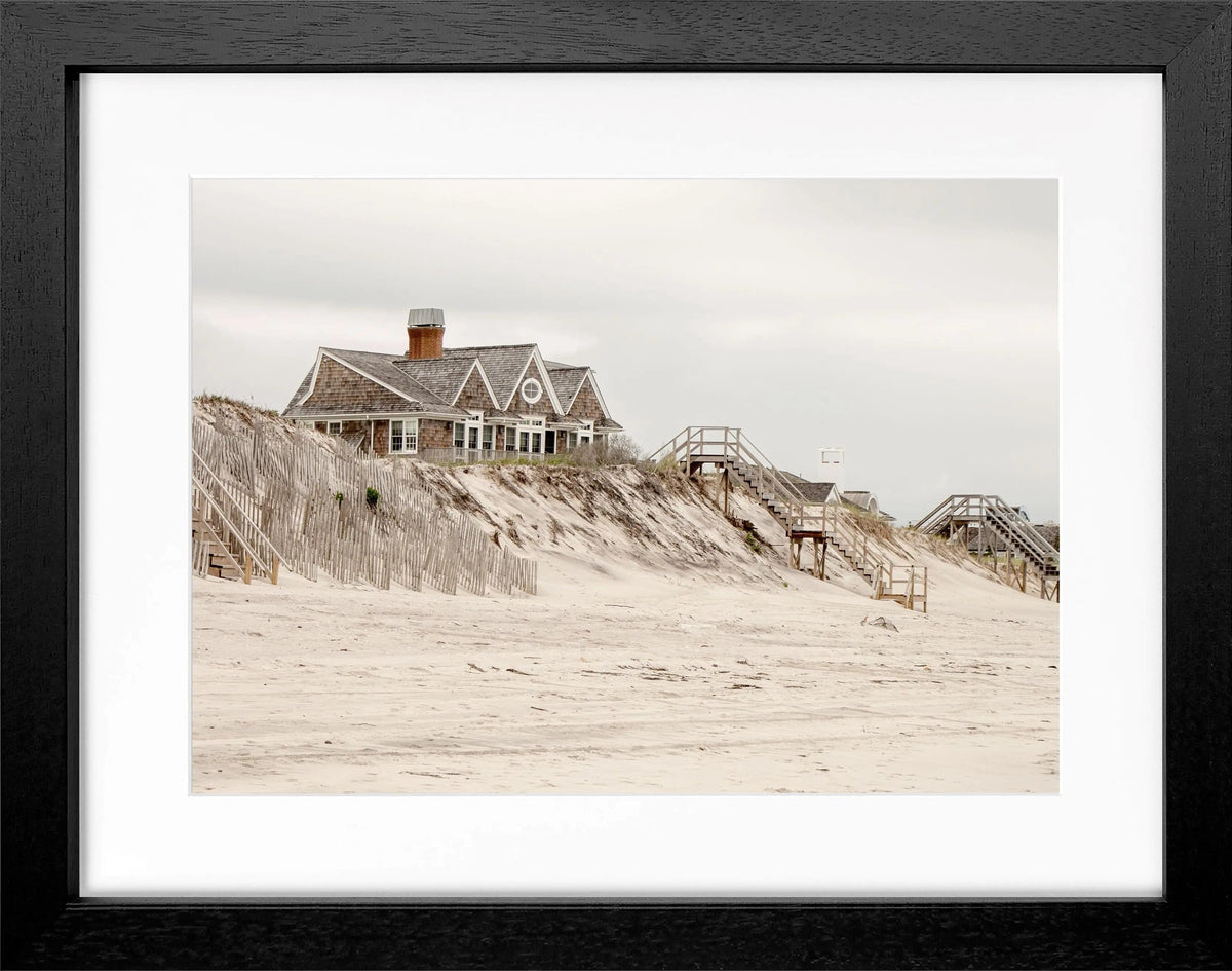 Schwarz-weiß Poster mit Rahmen von Cosman-Photocollection, Hamptons Long Island Beach House Motiv, 31x25 cm