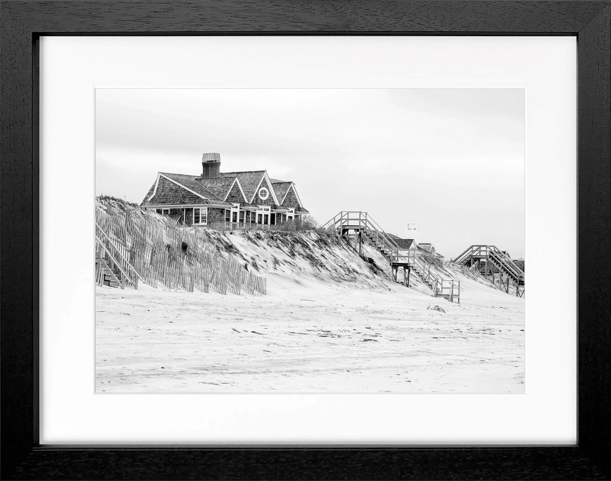 Schwarz-weiß Poster mit Rahmen, Hamptons Long Island ’Beach House’, von Cosman-Photocollection, Motiv in 31x25 cm