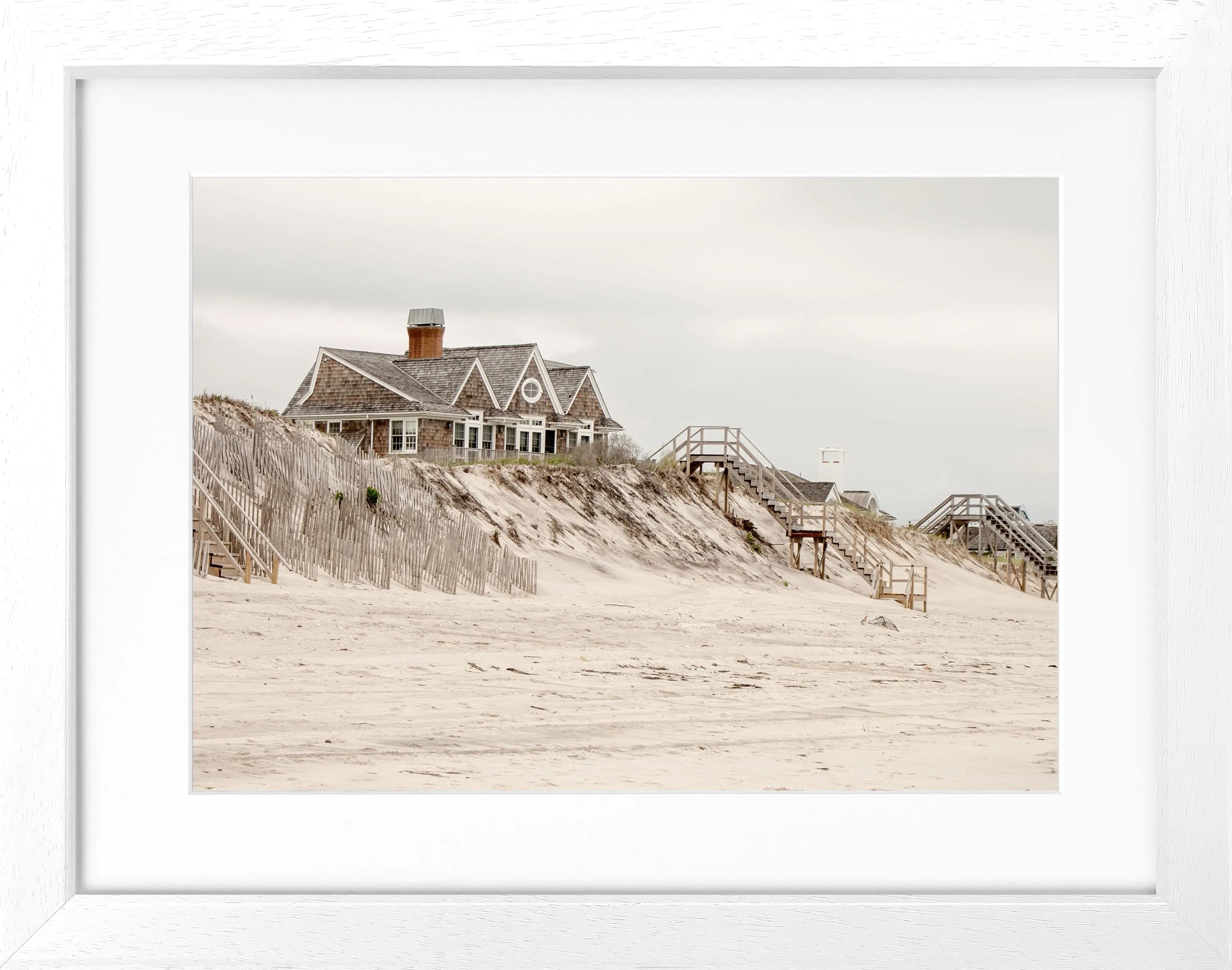 Schwarz-weiß Poster mit Rahmen, Hamptons Long Island Beach House Motiv, von Cosman-Photocollection, 31cm x 25cm