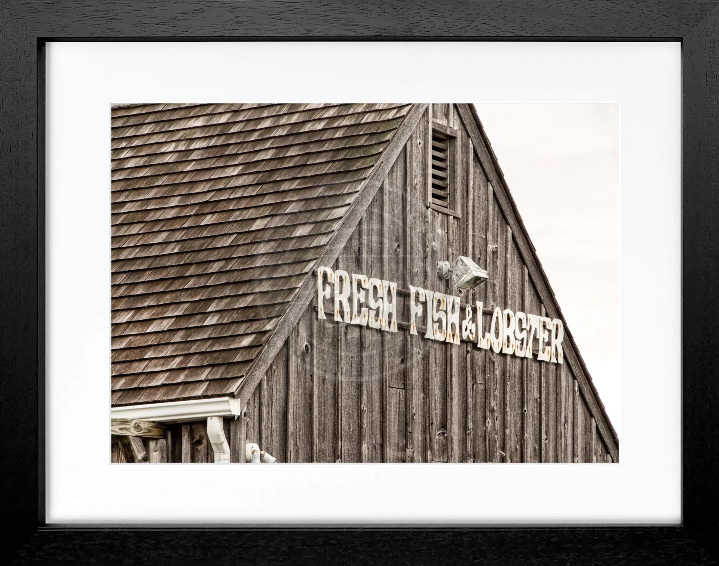 Schwarz-weiß Poster mit Rahmen, Hamptons Long Island 'Fresh Fish', von Cosman-Photocollection, 31x25 cm, maritime Motiv