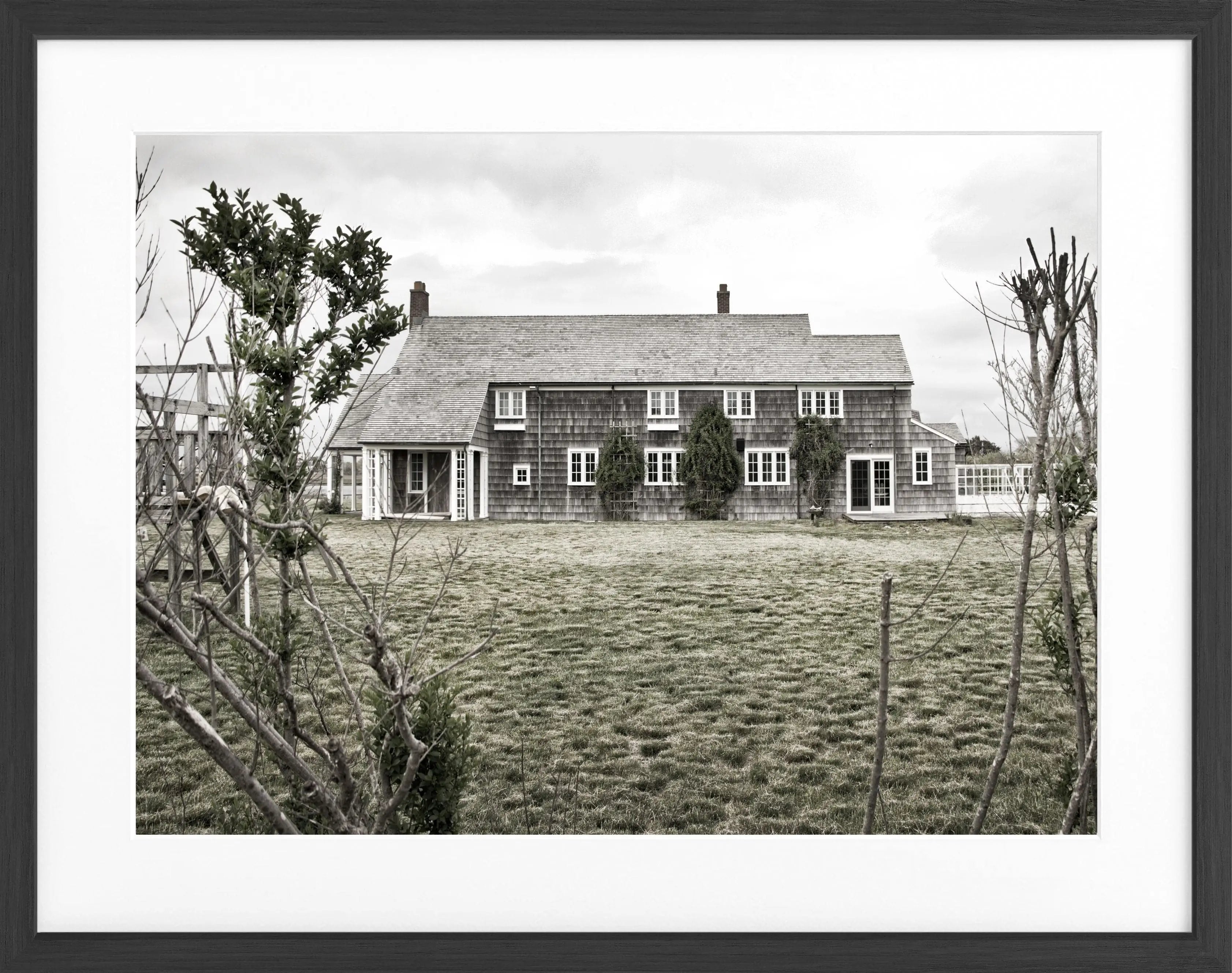 Schwarz-weiß Poster mit Rahmen von Cosman-Photocollection, Motiv des Hamptons Long Island Hauses, 31x25 cm, stilvolle Wanddekoration