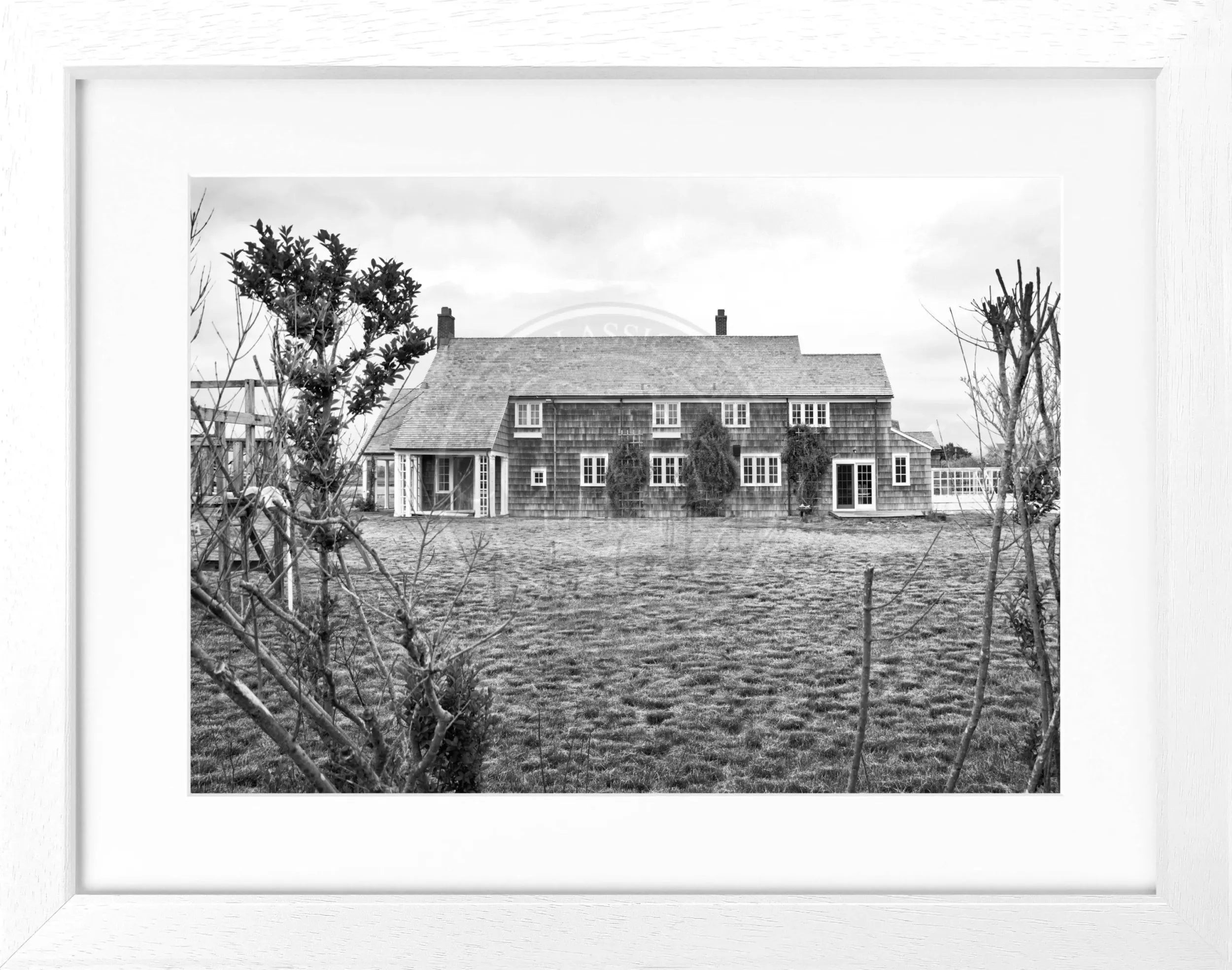 Schwarz-weiß Poster mit Rahmen von Cosman-Photocollection, Haus in den Hamptons, Long Island, 31x25 cm, stilvolle Wanddekoration