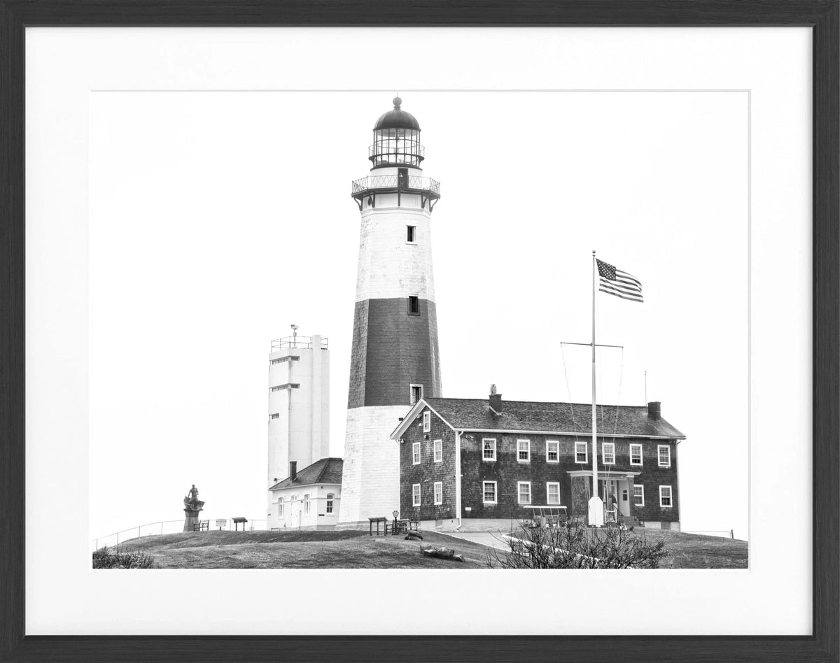 Schwarz-weiß Poster von Leuchtturm in Montauk mit schwarzem Rahmen, 31x25 cm, von Cosman-Photocollection.