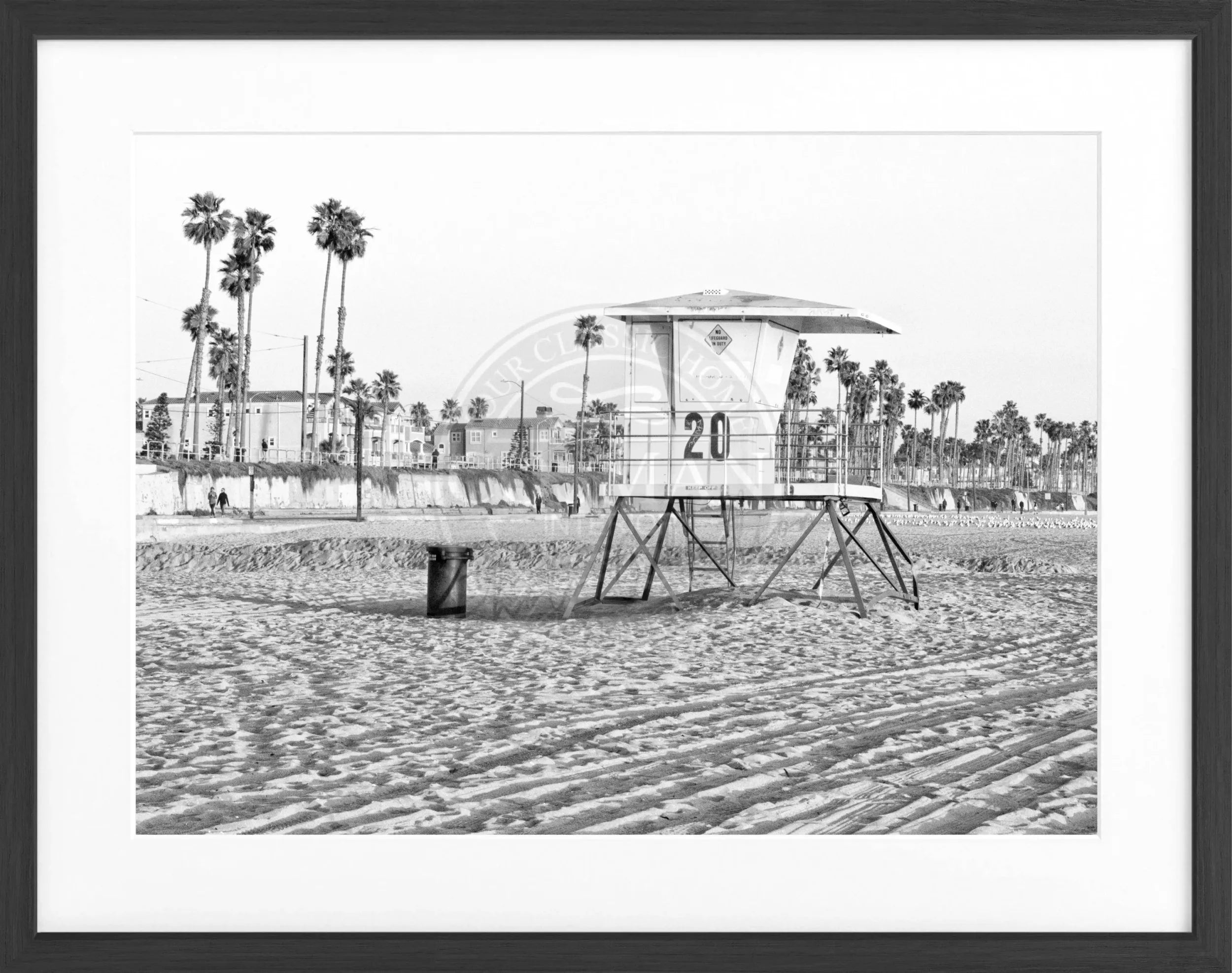 Schwarz-weiß Poster mit Rahmen, Kalifornien Huntington Beach Lifeguard, von Cosman-Photocollection, 31x25cm, Motiv in Bild.