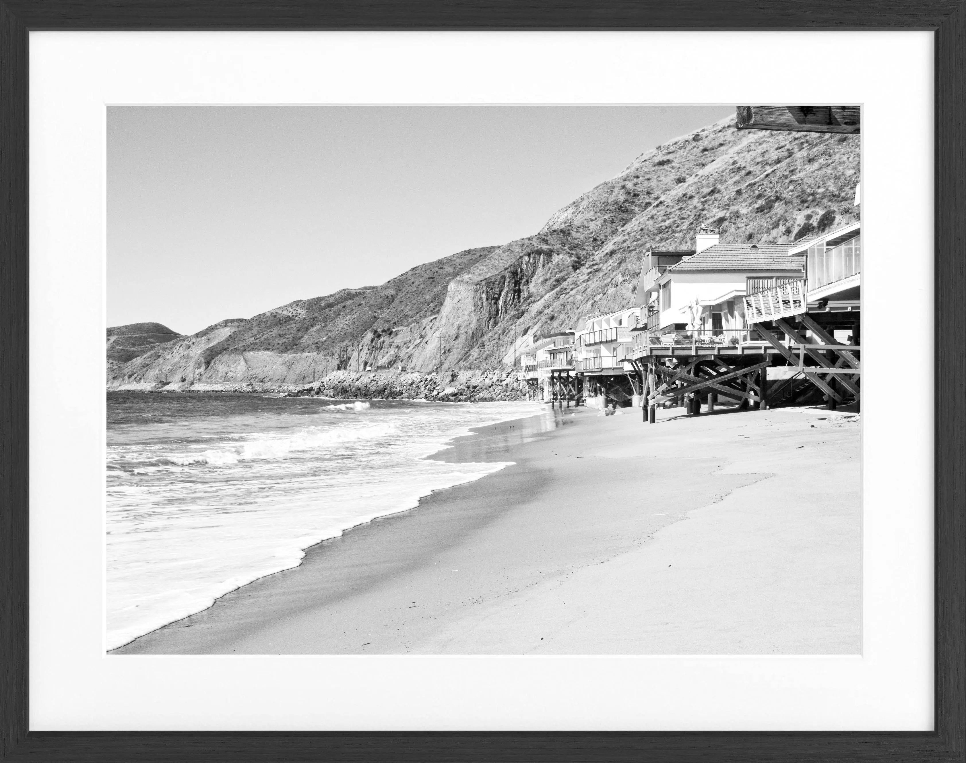 Schwarz-weiß Poster mit Rahmen von Cosman-Photocollection, Kalifornien Malibu Beach House, 31x25 cm, Wanddekoration