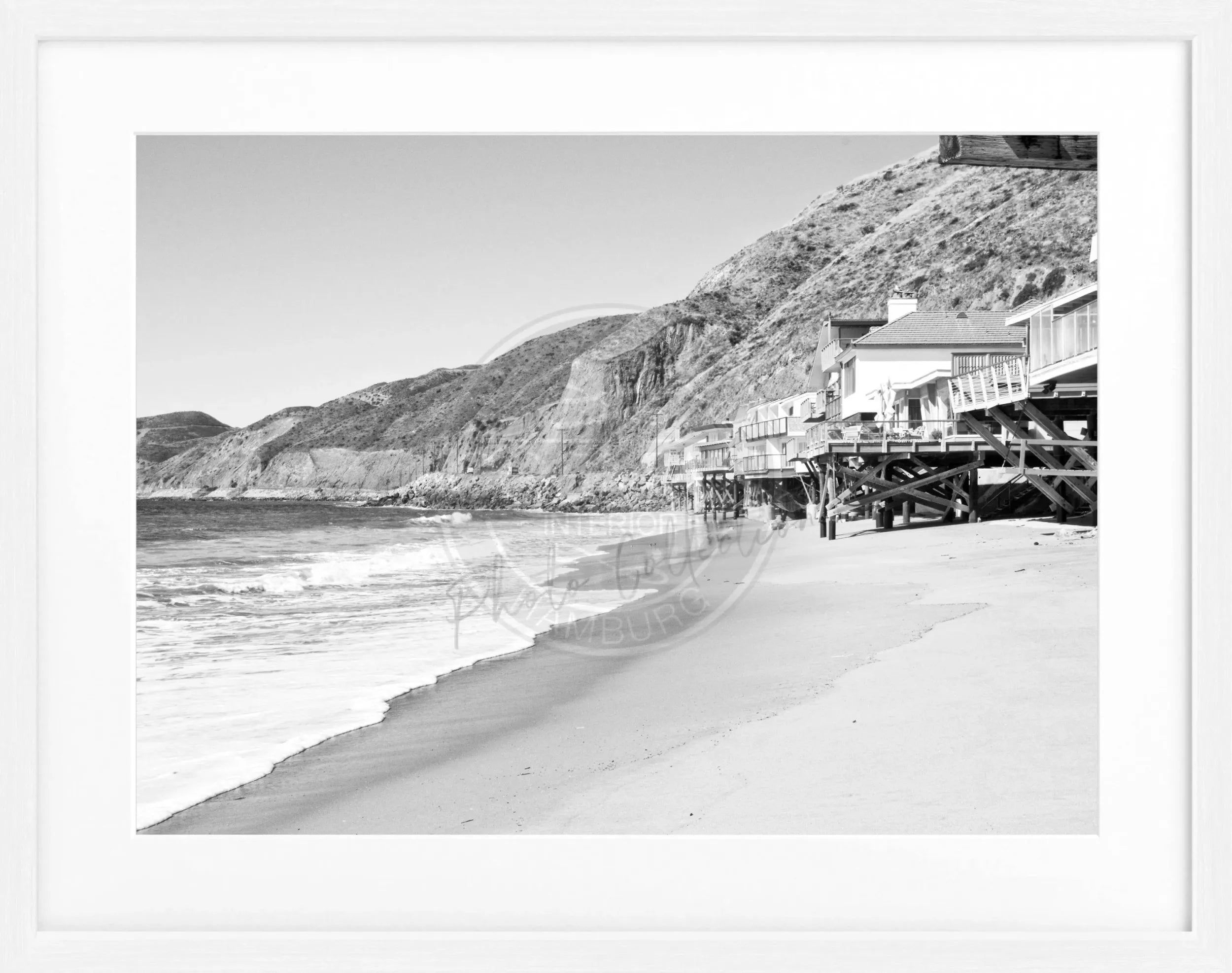 Schwarz-weiß Poster mit Rahmen von Cosman-Photocollection, Kalifornien Malibu ’Beach House’ Motiv, Maße 31x25cm