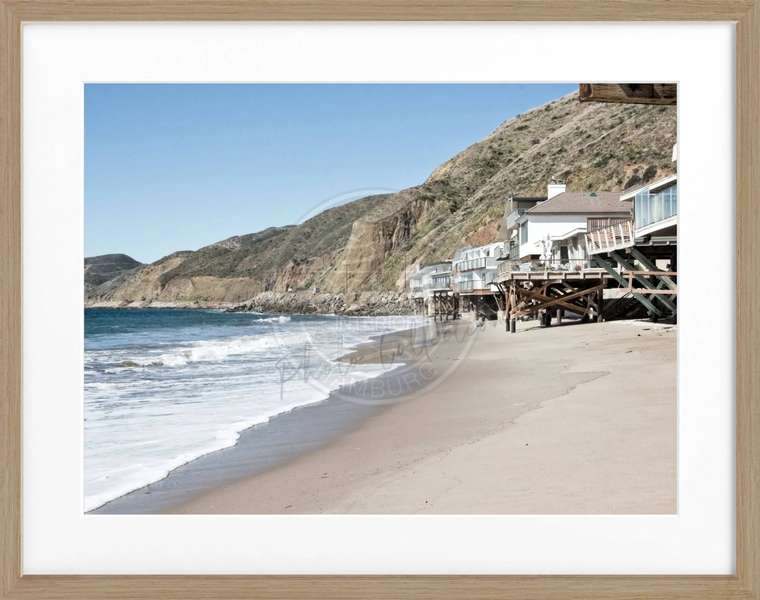 Schwarz-weiß Poster mit Rahmen von Cosman-Photocollection, Malibu Beach House Motiv, Kalifornien, 31x25cm