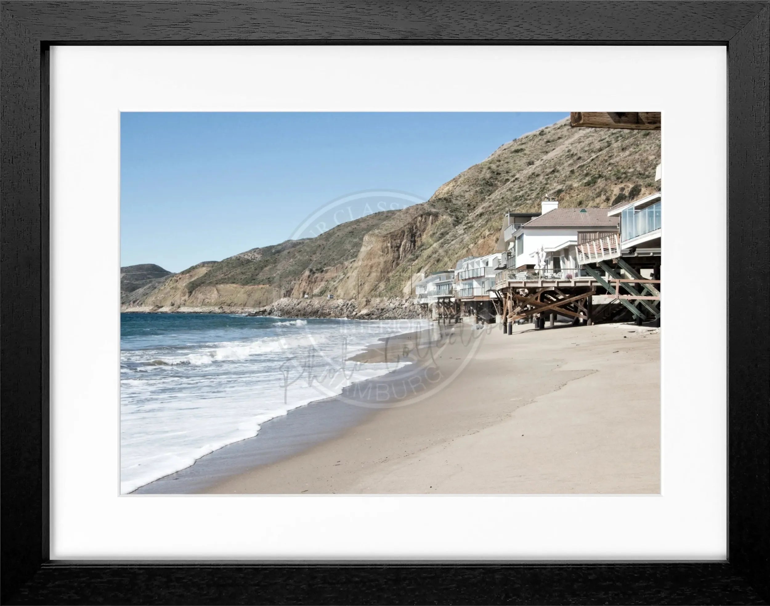 Schwarz-weiß Poster mit Rahmen, Kalifornien Malibu Beach House Motiv, von Cosman-Photocollection, 31x25 cm