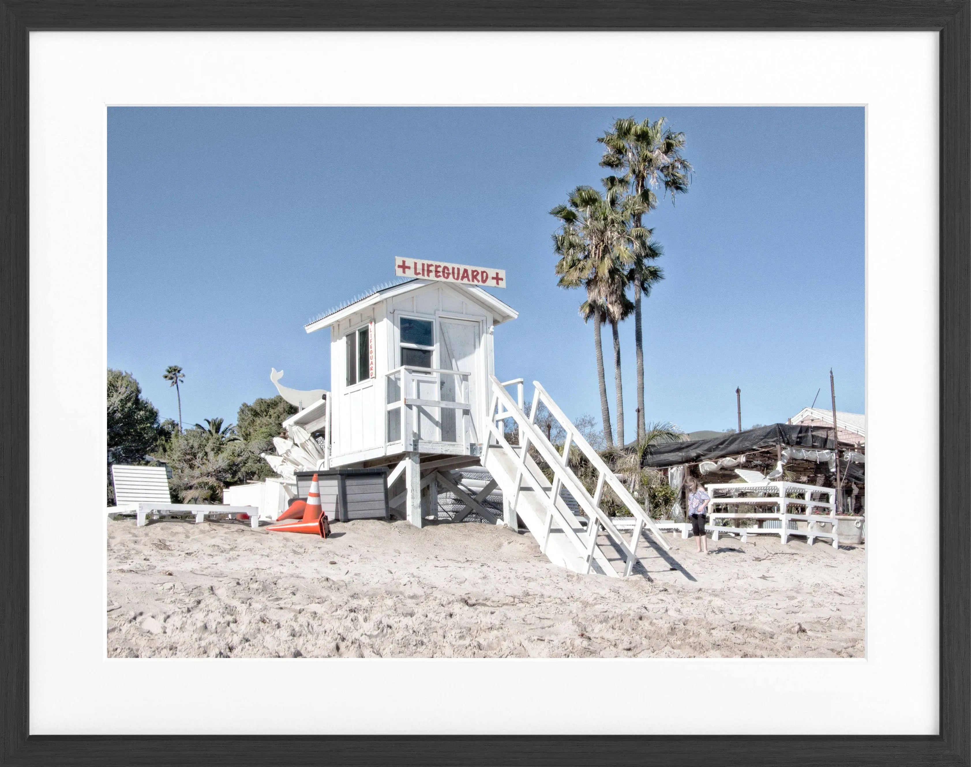 Schwarz-weiß Poster mit Rahmen von Kalifornien Malibu Beach Lifeguard, 31x25cm, von Cosman-Photocollection.