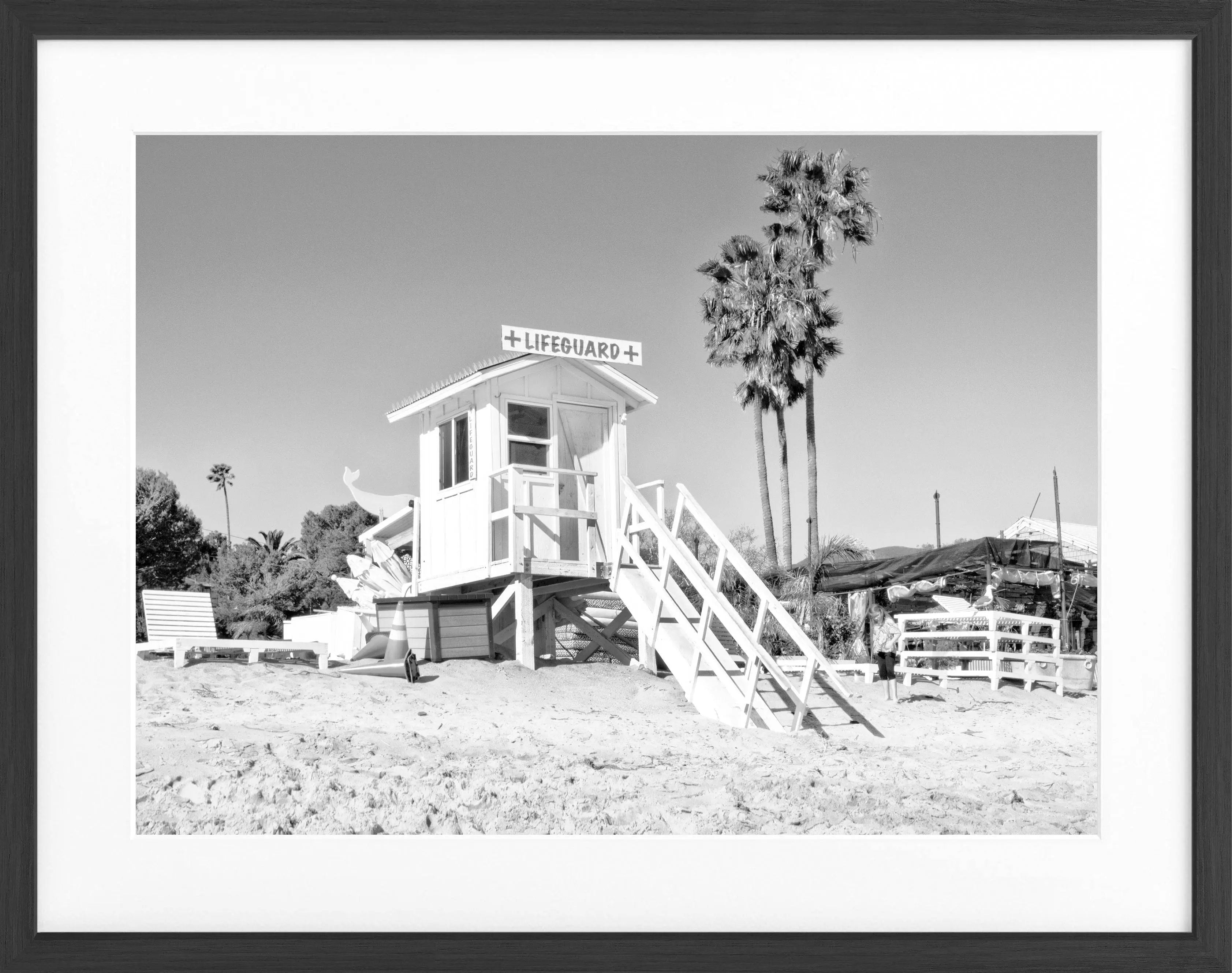 Schwarz-weiß Poster mit Rahmen, Kalifornien Malibu Beach Lifeguard Motiv, von Cosman-Photocollection, 31x25cm
