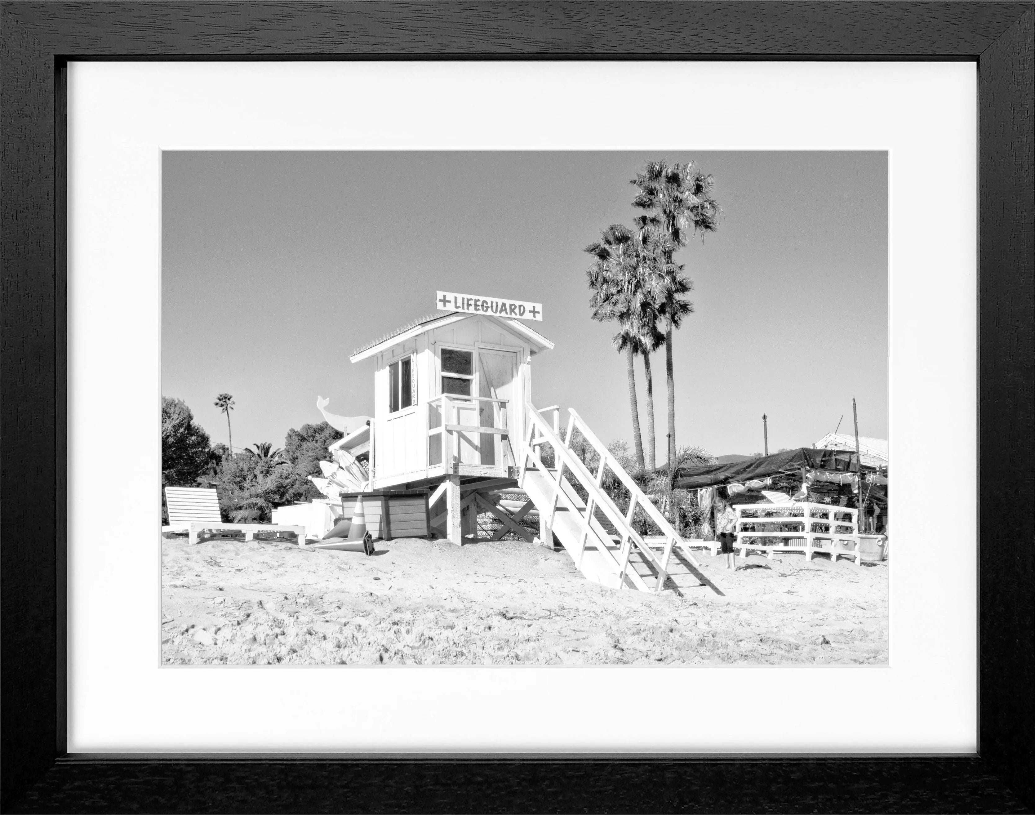 Schwarz-weiß Poster mit Rahmen von Cosman-Photocollection, Kalifornien Malibu Strand mit Lifeguard-Motiv, 31x25 cm