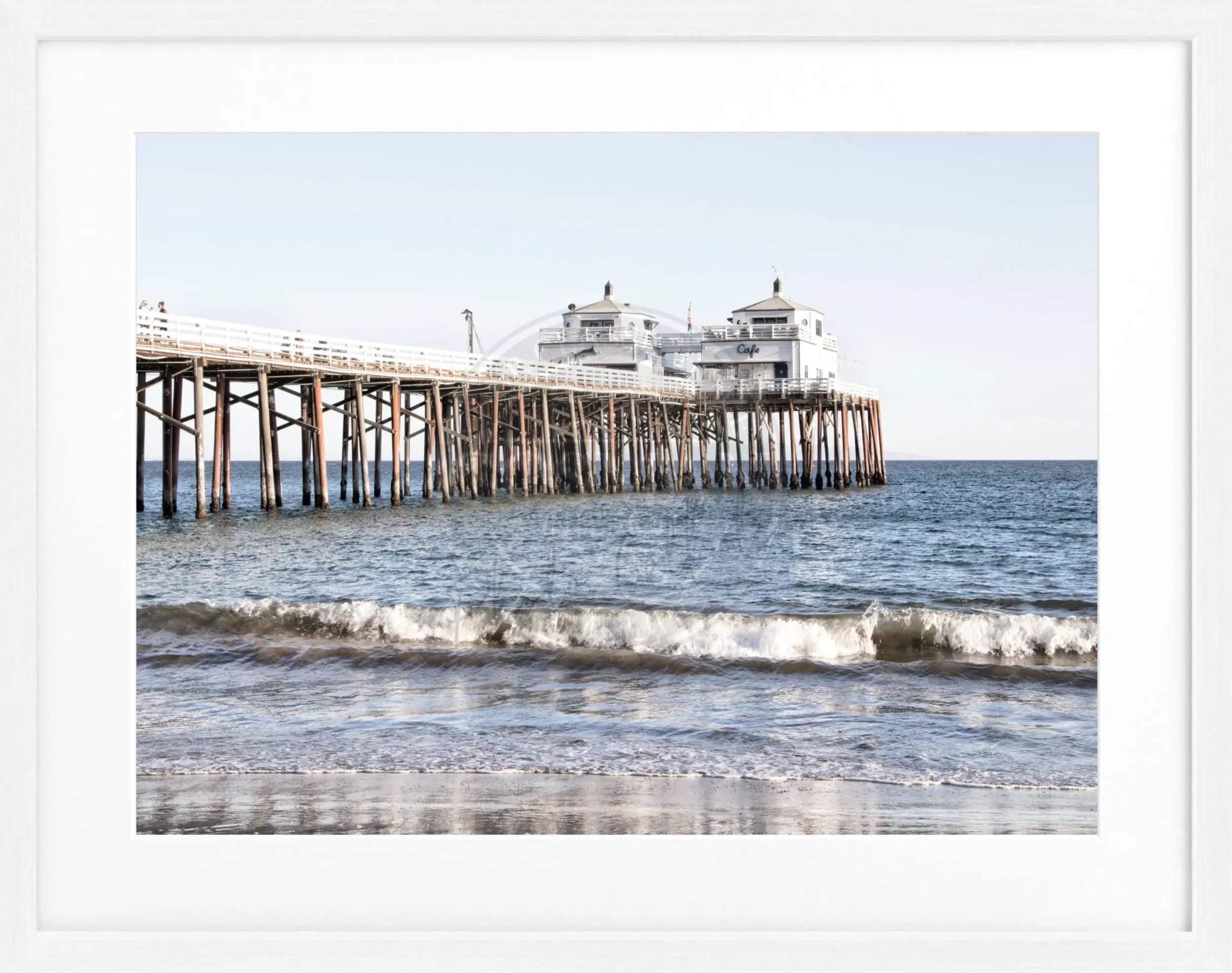 Schwarz-weißer Poster mit Rahmen von Cosman-Photocollection, Malibu Beach Pier in Kalifornien, Maße 31x25 cm