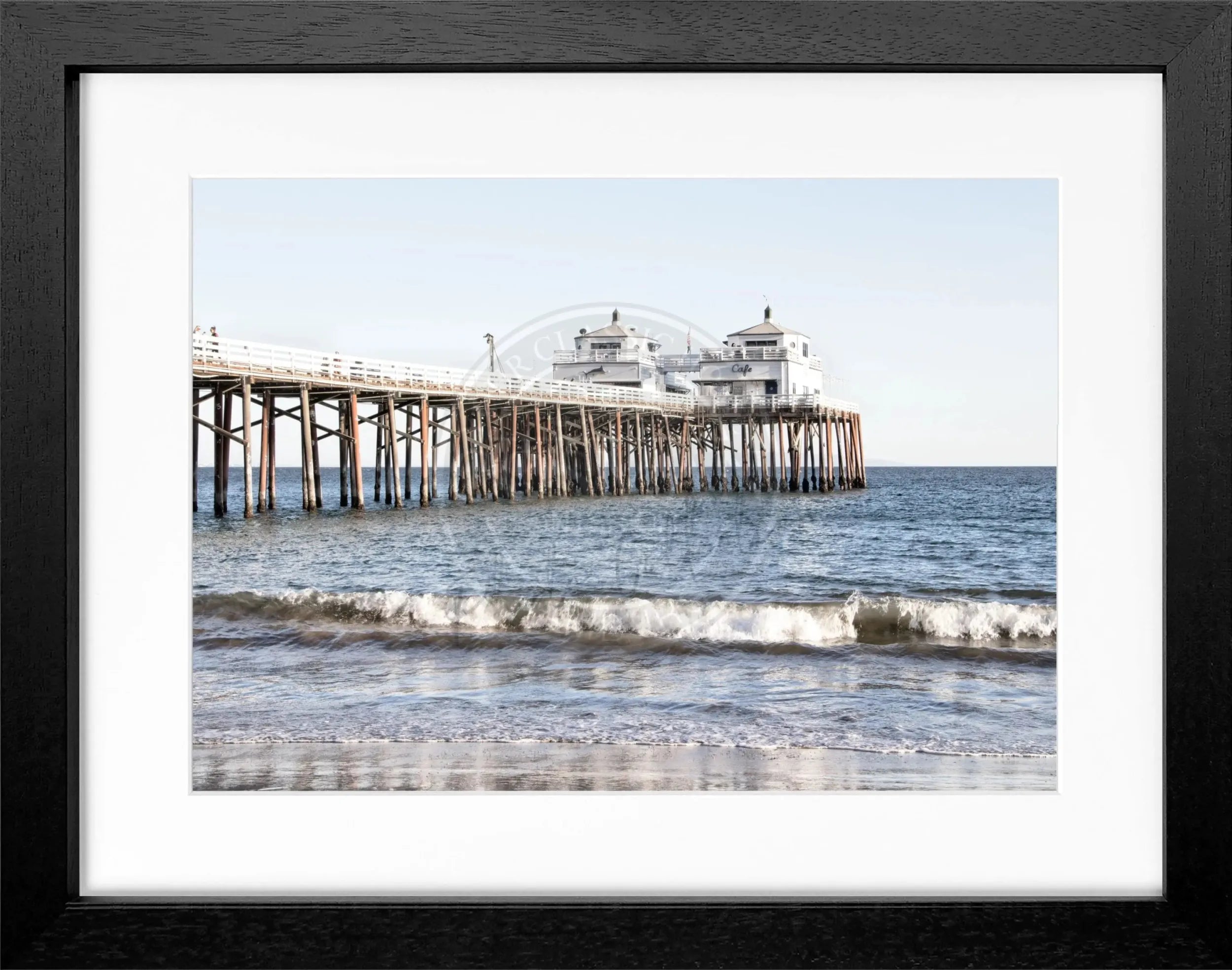 Schwarz-weiß Poster mit Rahmen, Kalifornien Malibu Beach Pier, von Cosman-Photocollection, 31x25 cm, Strandmotiv.