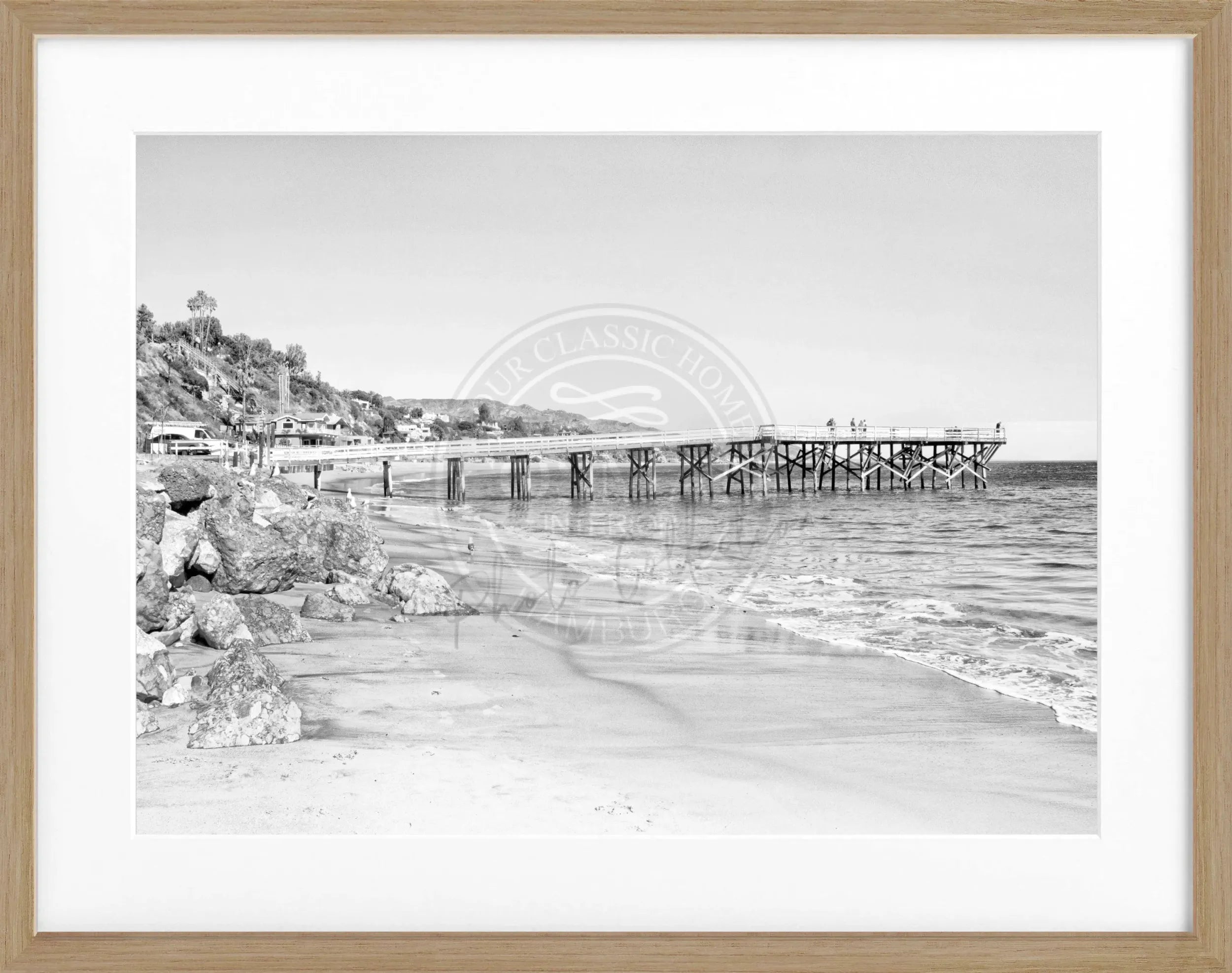 Schwarz-weiß Poster mit Rahmen von Malibu Pier in Kalifornien, von Cosman-Photocollection, 31x25cm