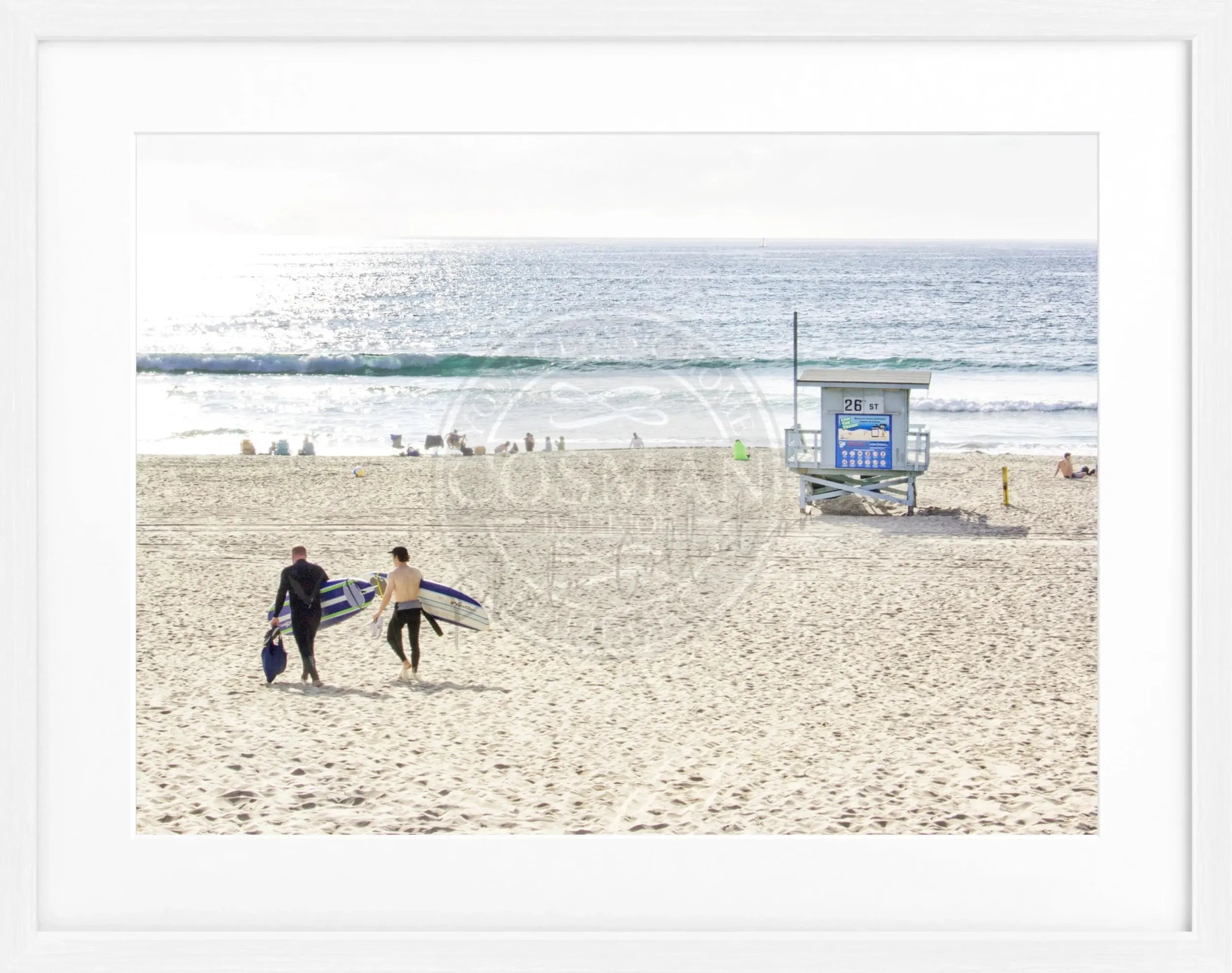 Schwarz-weiß Poster von Kalifornien Manhattan Beach mit schwarzem Rahmen, 31x25cm, von Cosman-Photocollection.