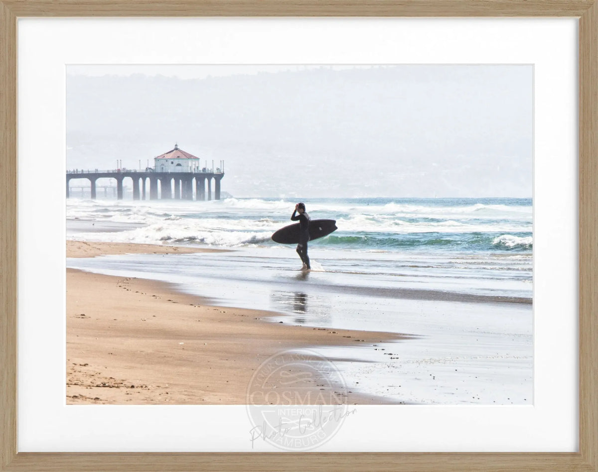 Schwarz-weiß Poster mit Rahmen von Cosman-Photocollection, Kalifornien Manhattan Beach Surfer, 31x25cm, Wanddekoration