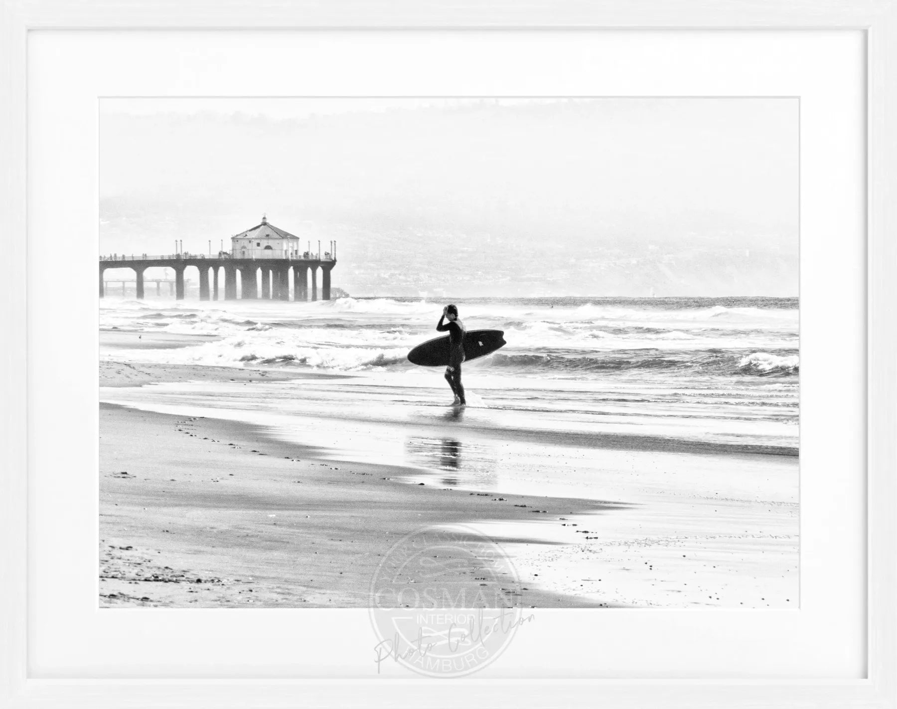 Schwarz-weiß Poster mit Rahmen, Kalifornien Manhattan Beach Surfer Motiv, von Cosman-Photocollection, 31x25cm.
