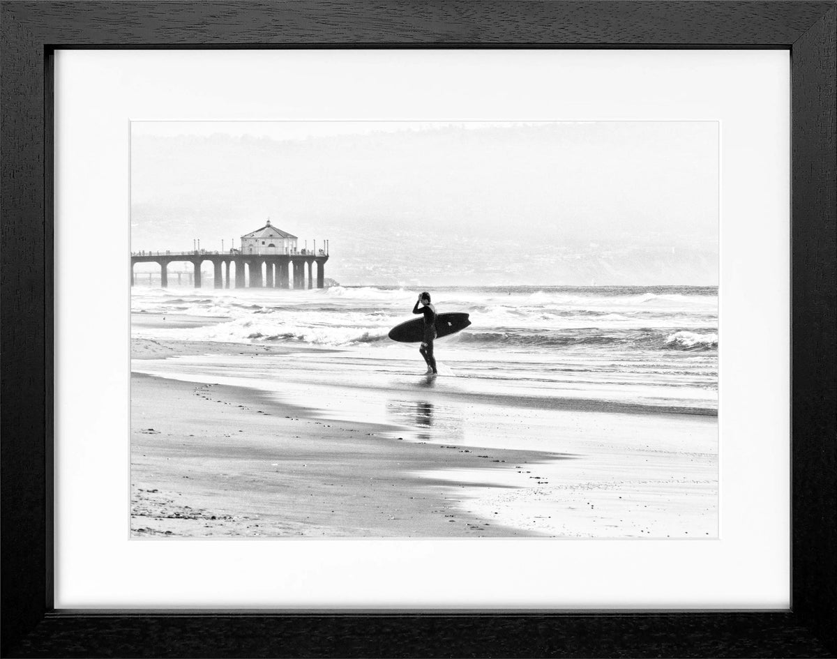 Schwarz-weiß Poster mit Rahmen von Cosman-Photocollection, Kalifornien Manhattan Beach Surfer, 31x25cm, modernes Wandbild
