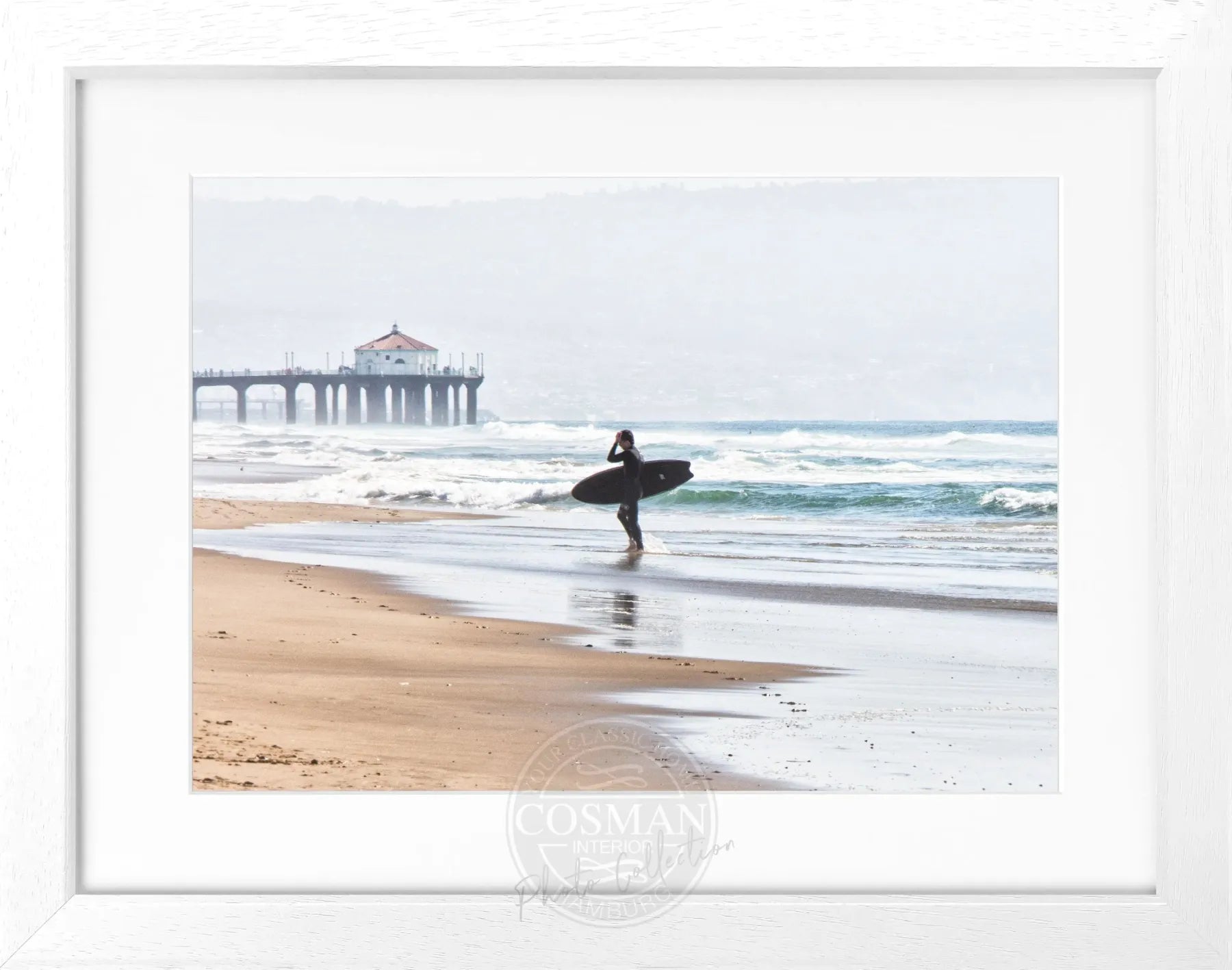 Schwarz-weiß Poster mit Rahmen, Kalifornien Manhattan Beach Surfer, Cosman-Photocollection, 31x25 cm, Motiv mit Surfer am Strand