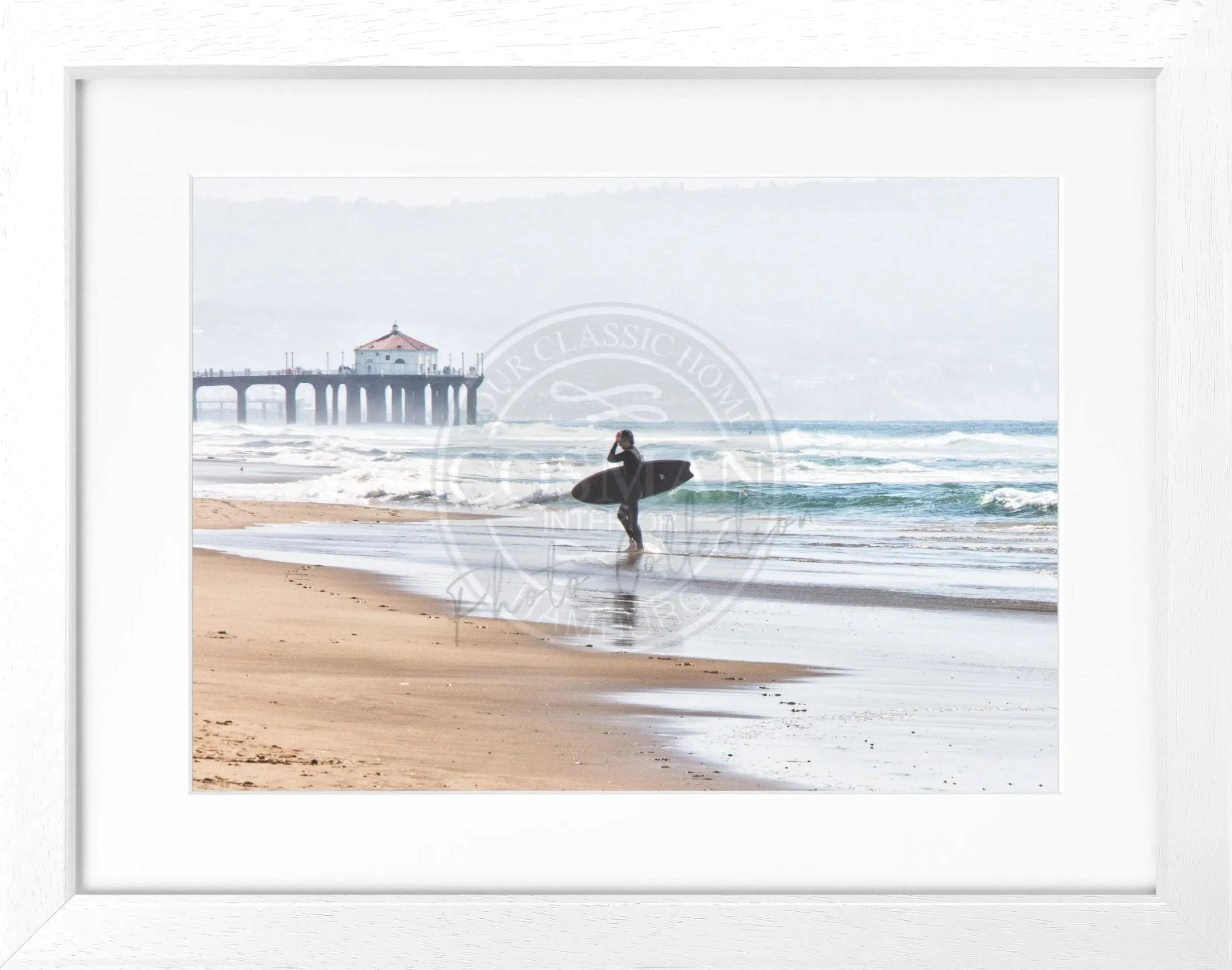 Schwarz-weiß Poster mit Rahmen, Kalifornien Manhattan Beach Surfer, Cosman-Photocollection, 31x25 cm, Motiv mit Surfer am Strand