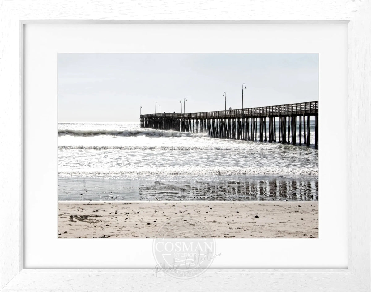 Schwarz-weiß Poster mit Rahmen von Kalifornien ’Pier’ K14, 31x25cm, von Cosman-Photocollection, detailreiche Meeres- und Pier-Ansicht