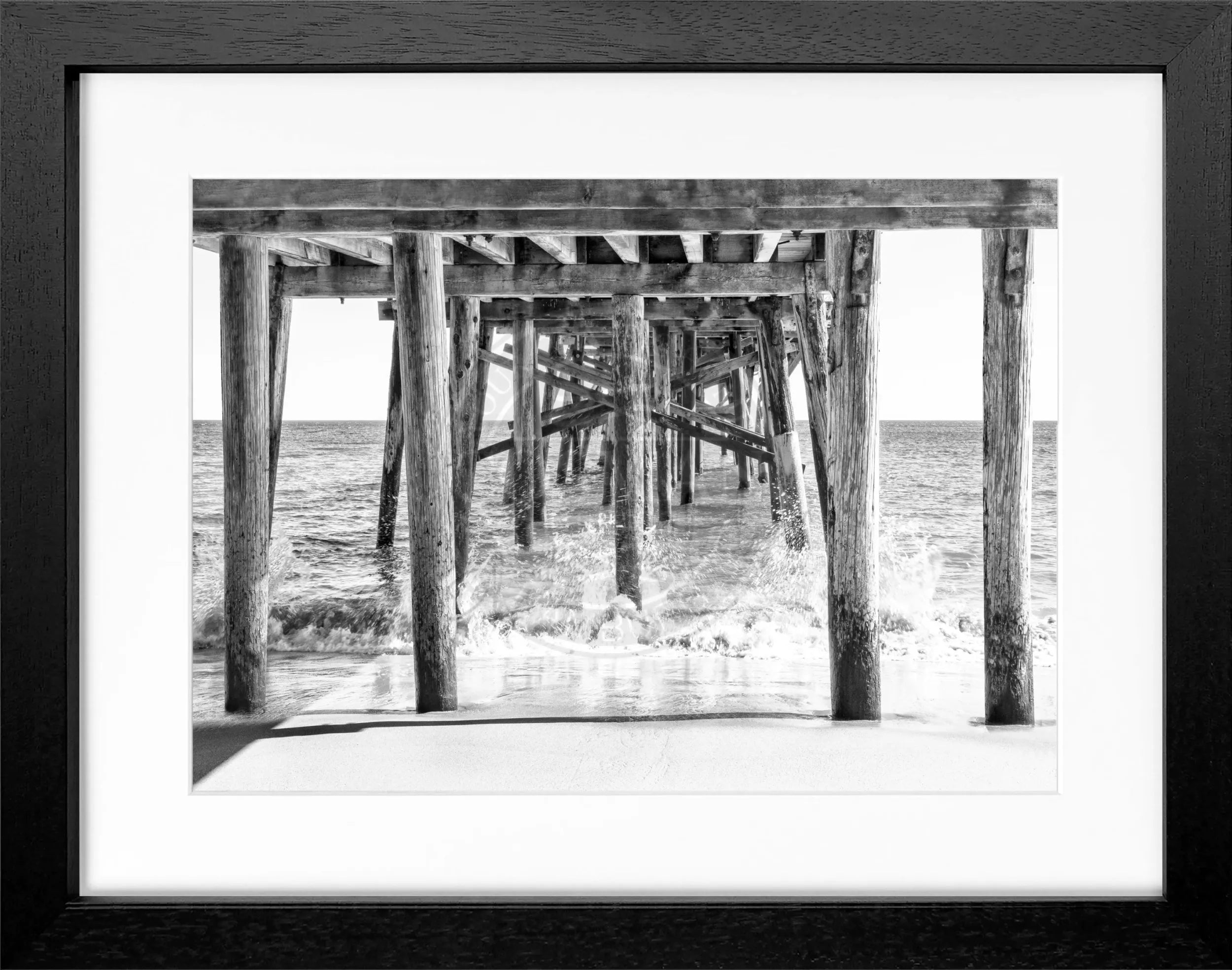 Schwarz-weiß Poster mit Rahmen von Kalifornien ’Pier’ von Cosman-Photocollection, 31x25cm, stilvoller Küstenmotiv in Bild.