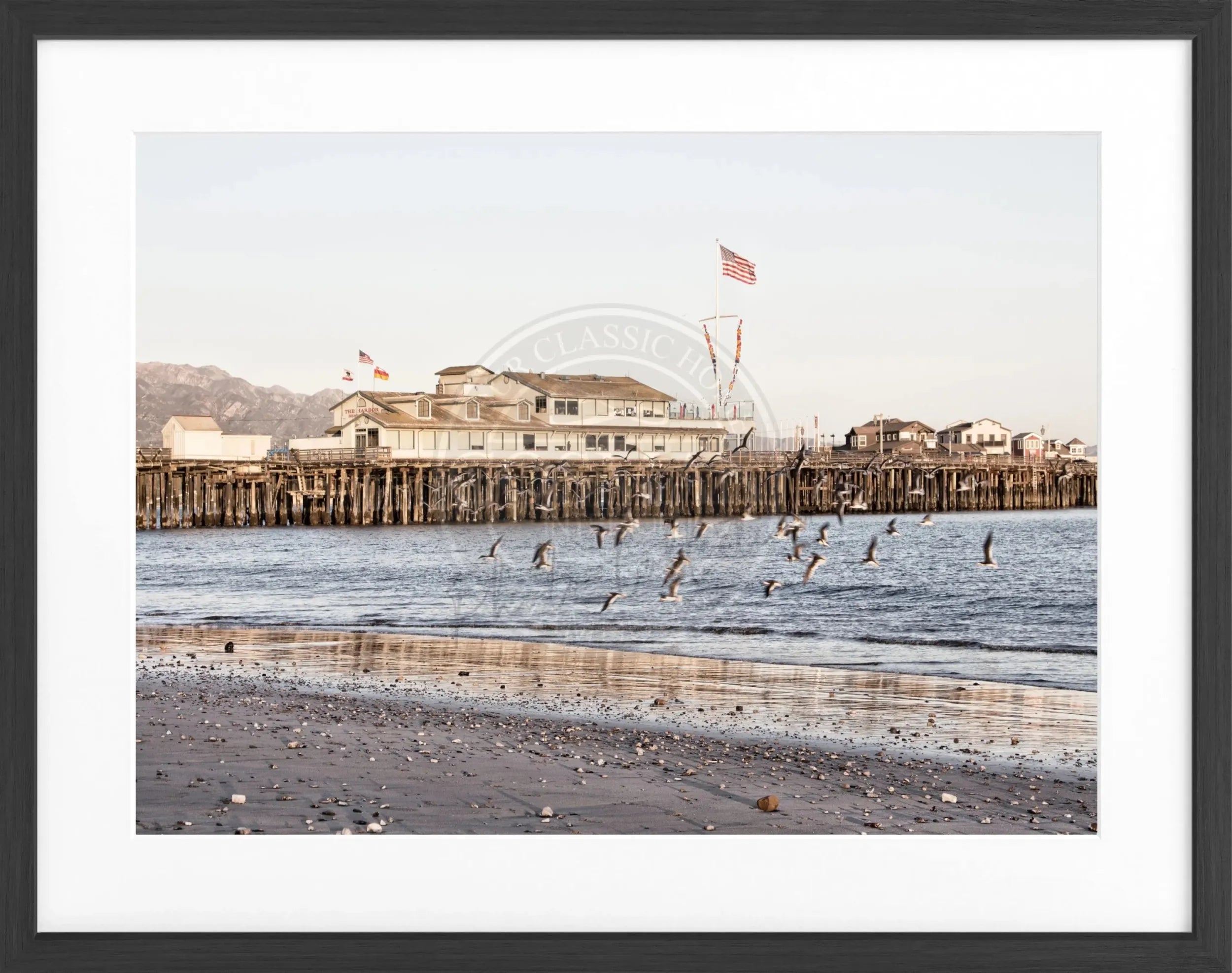 Schwarz-weiß Poster mit Rahmen von Cosman-Photocollection, Kalifornien Santa Barbara Pier, 31x25 cm, Wanddekoration
