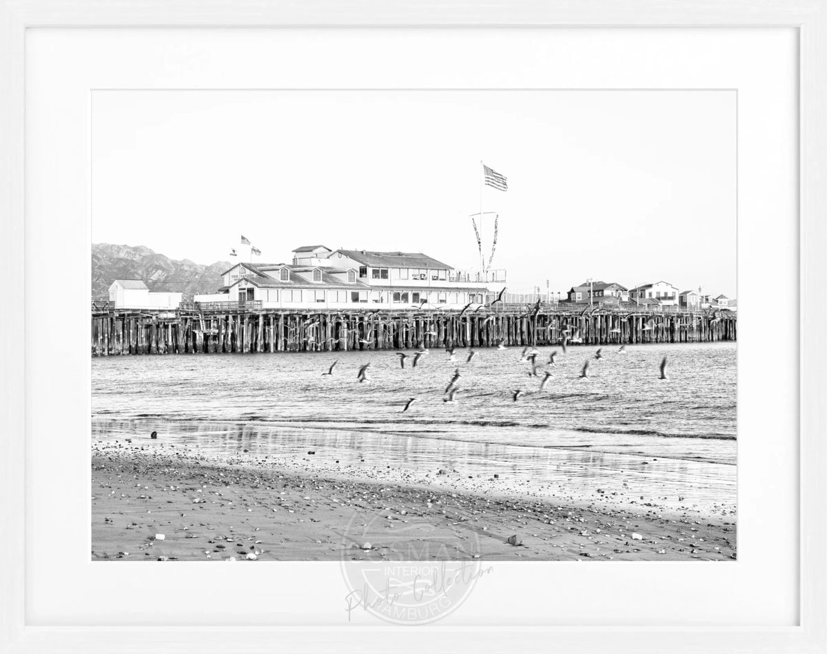 Schwarz-weiß Poster mit Rahmen von Santa Barbara Pier in Kalifornien, von Cosman-Photocollection, 31x25 cm.