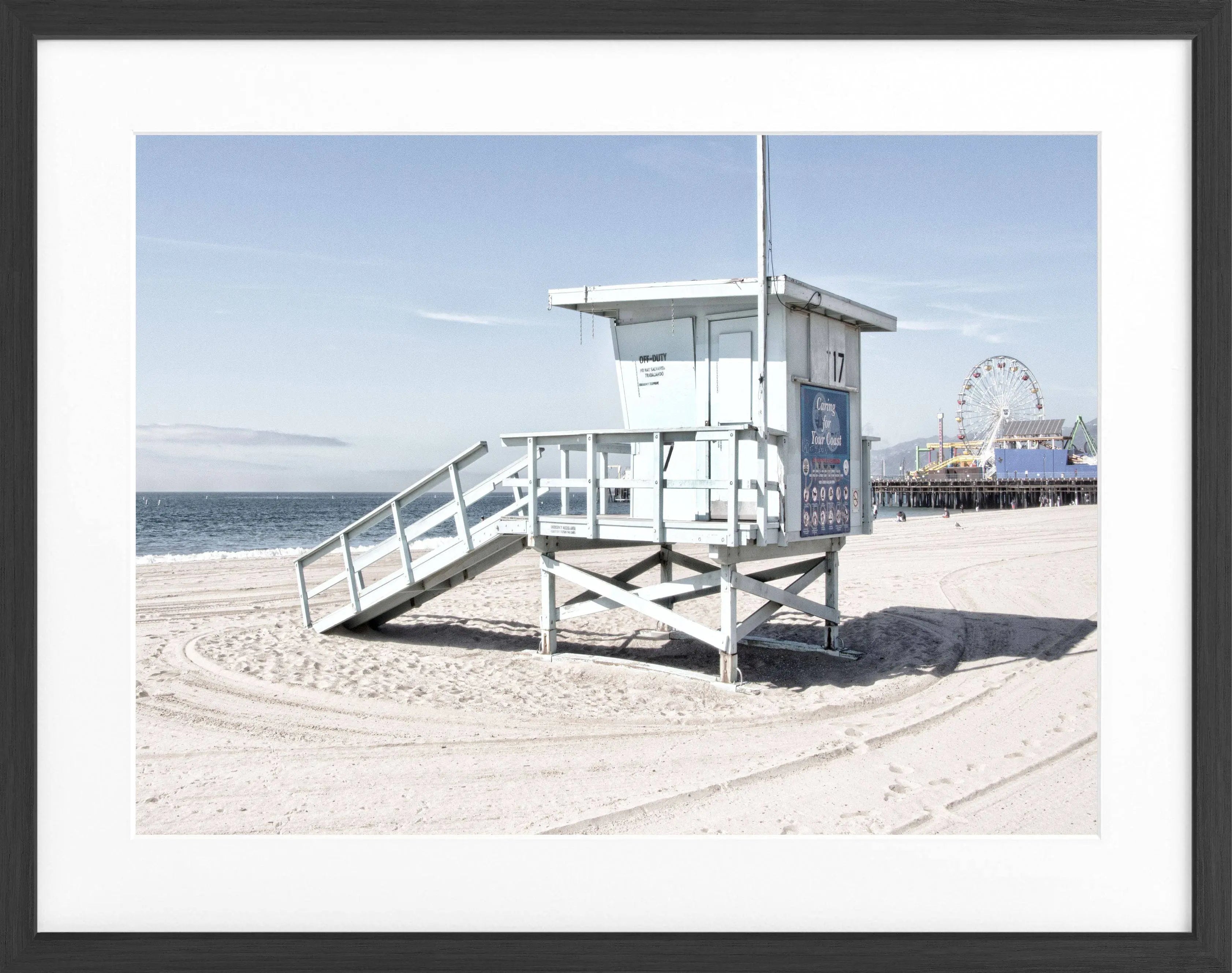 Schwarz-weiß Poster mit Rahmen, Kalifornien Santa Monica Beach Lifeguard, von Cosman-Photocollection, 31x25 cm.