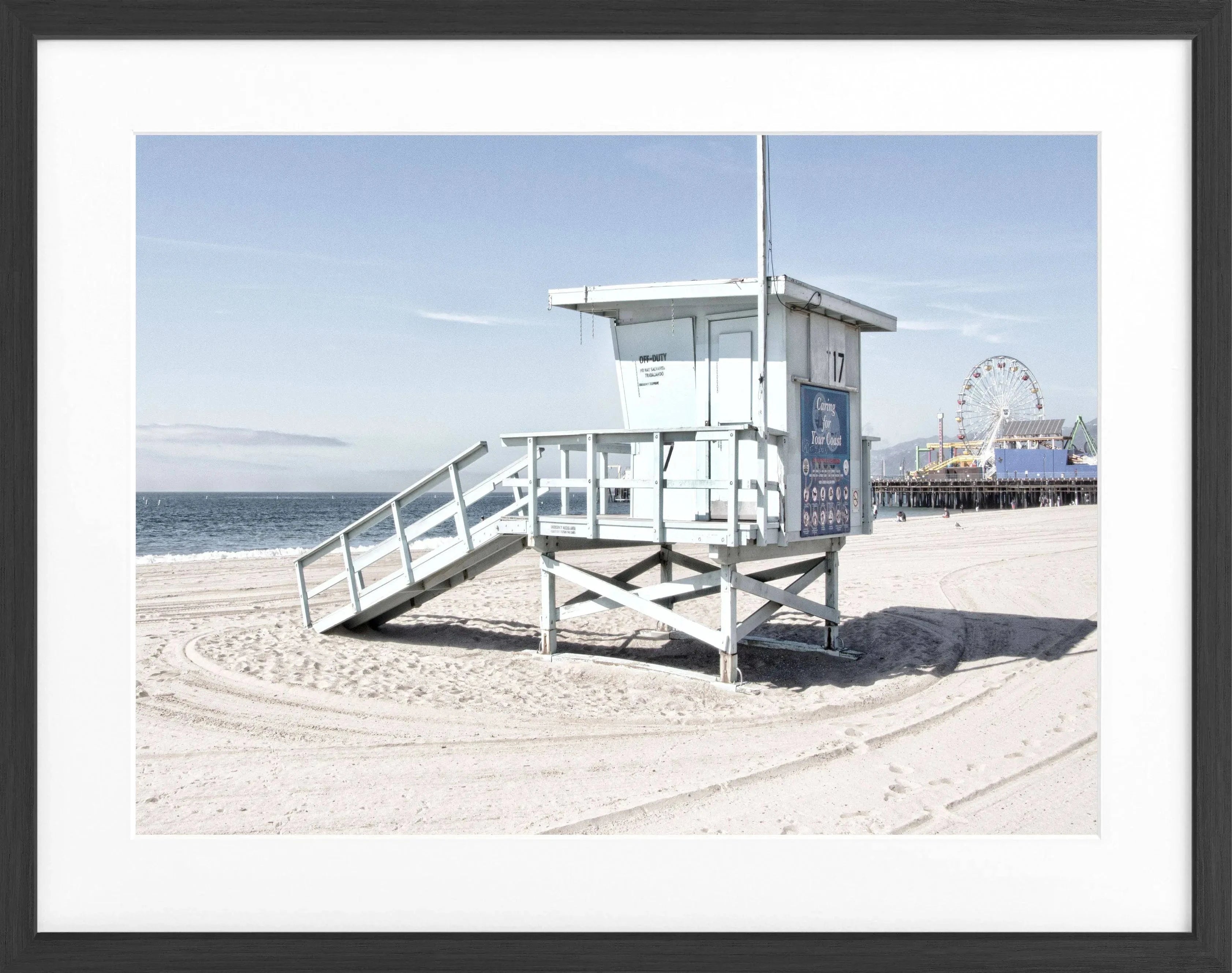 Schwarz-weiß Poster mit Rahmen, Kalifornien Santa Monica Beach Lifeguard, von Cosman-Photocollection, 31x25 cm.