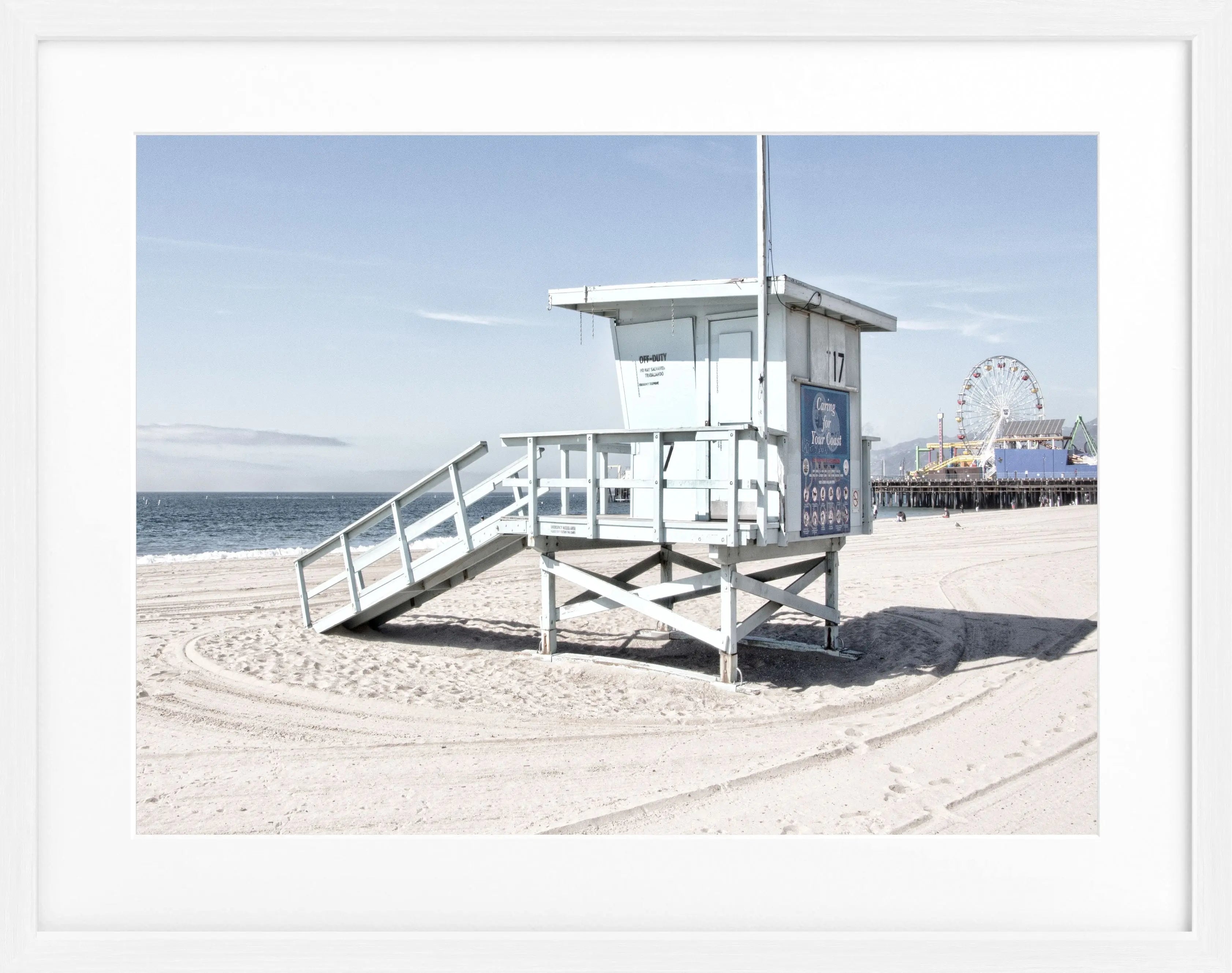 Schwarz-weiß Poster mit Rahmen, Kalifornien Santa Monica Beach Lifeguard, von Cosman-Photocollection, 31x25 cm.
