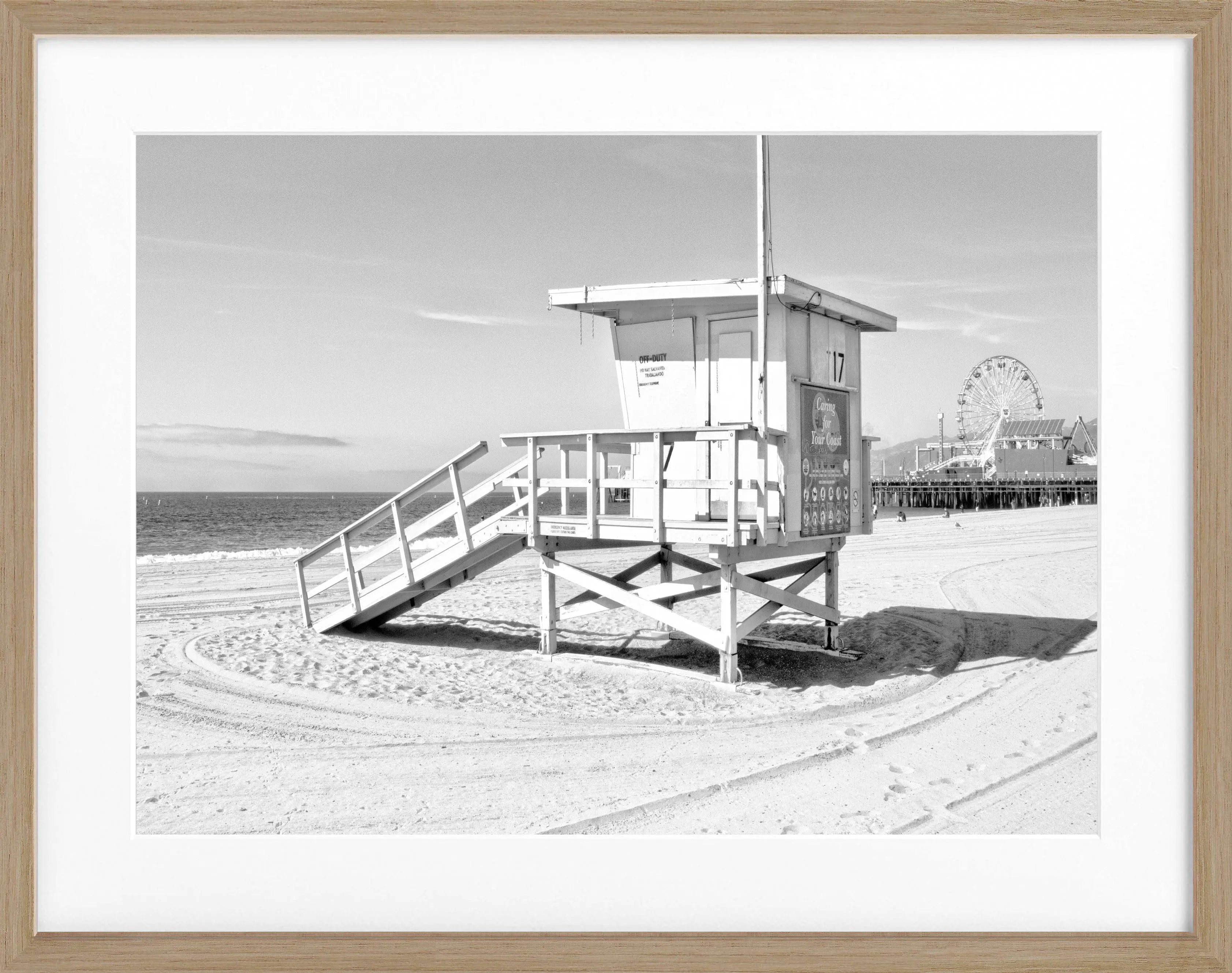 Schwarz-weißer Poster mit Rahmen, Kalifornien Santa Monica Beach Lifeguard, von Cosman-Photocollection, 31x25 cm.